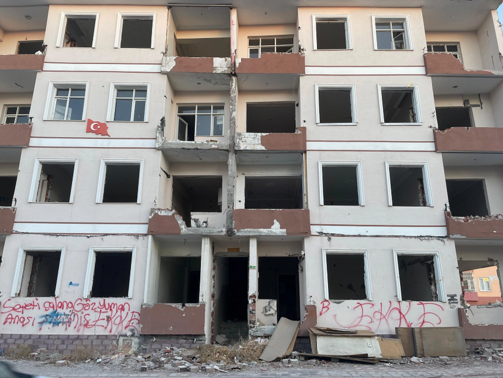 Ağır hasarlı binalar suç merkezine dönüyor!