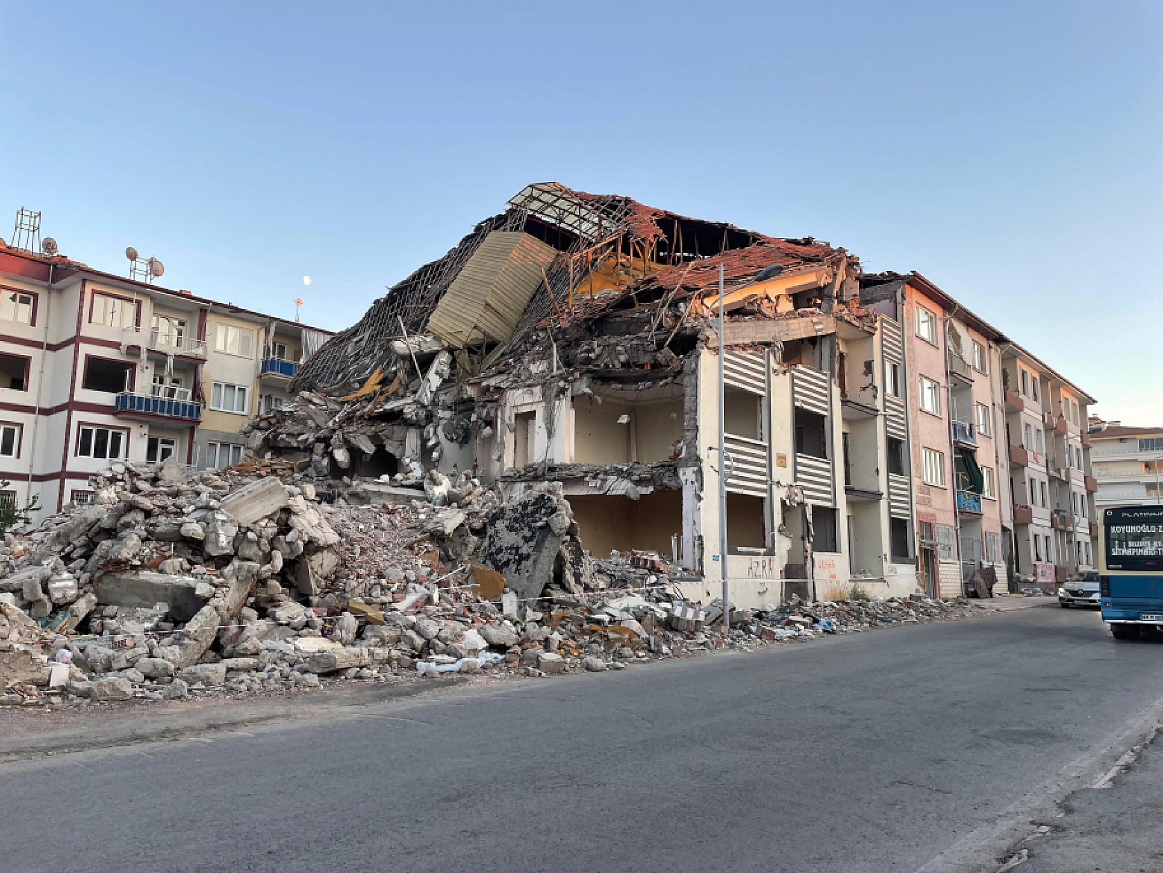 Ağır hasarlı binalar suç merkezine dönüyor!