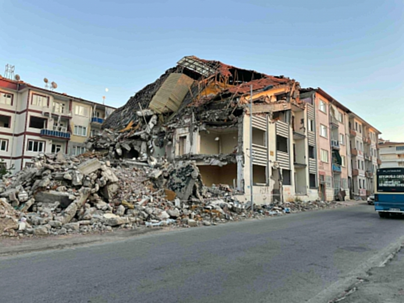 Ağır hasarlı binalar suç merkezine dönüyor!