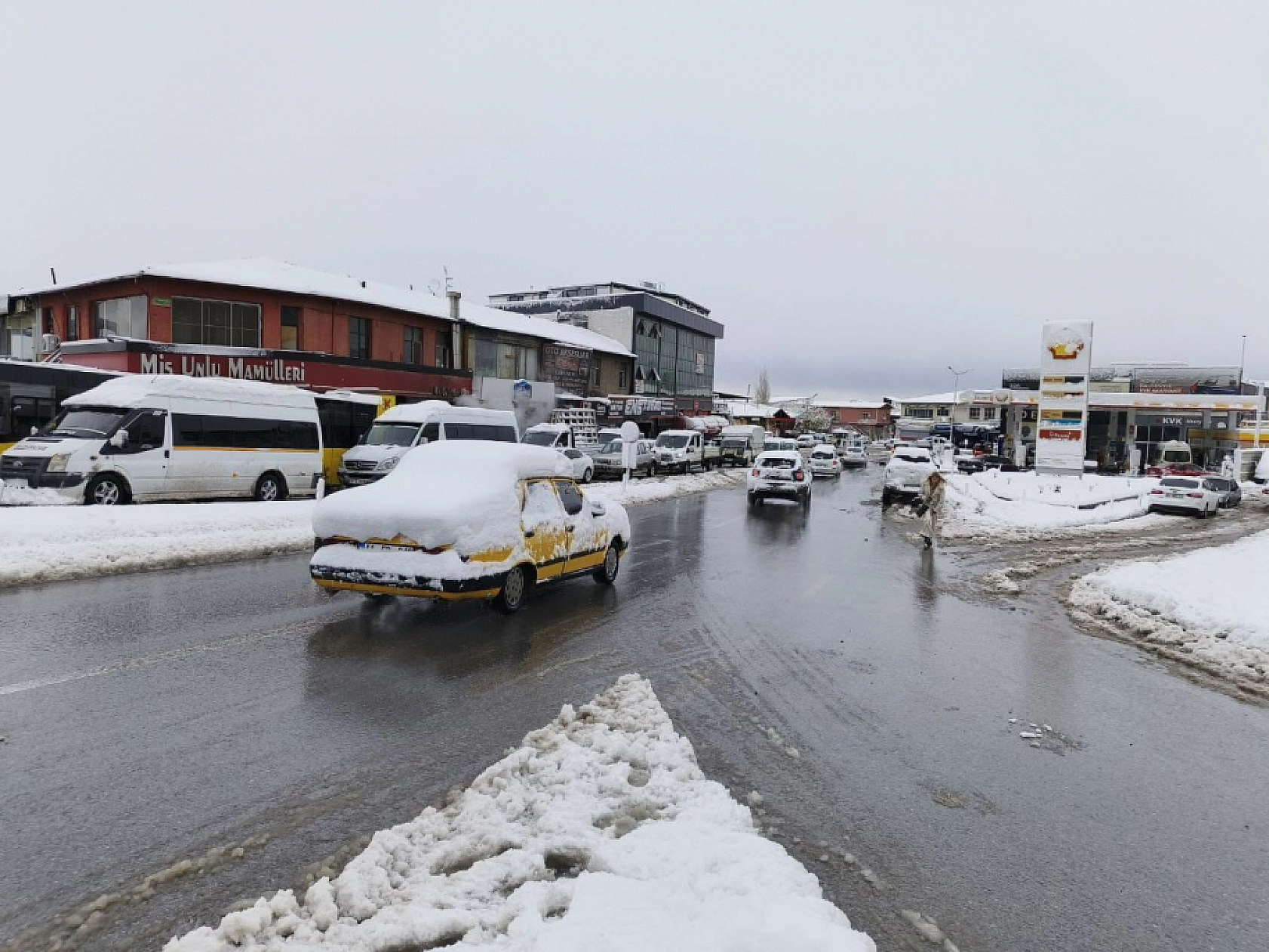 Malatya'nın yüksek yerleri beyaza büründü! Hava sıcaklığı 5 derece düştü...