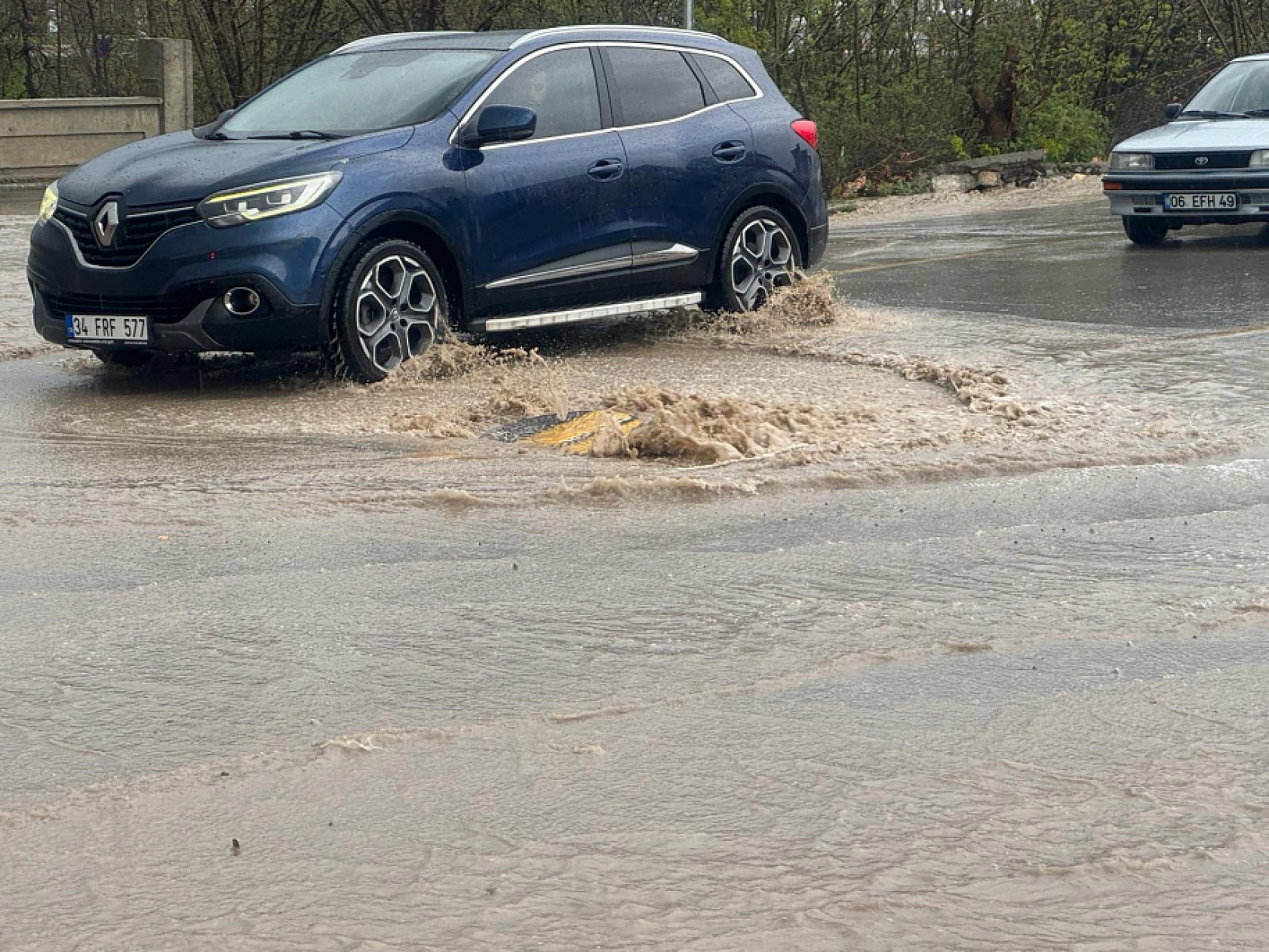 Malatya göle döndü, vatandaşlar durağa sığındı