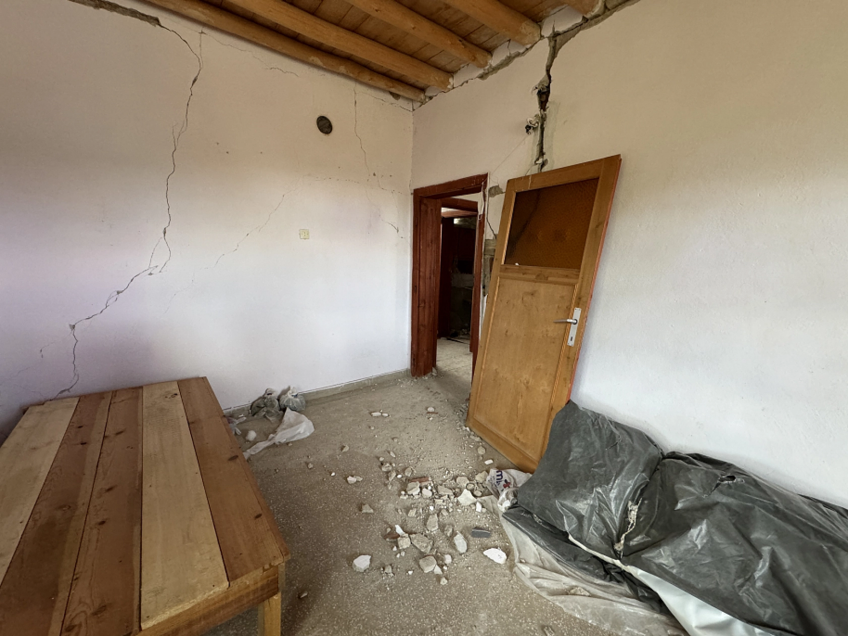 Komşuda Depremin Bilançosu: Kırsalda Evler Yıkıldı, Canlar Kurtuldu!