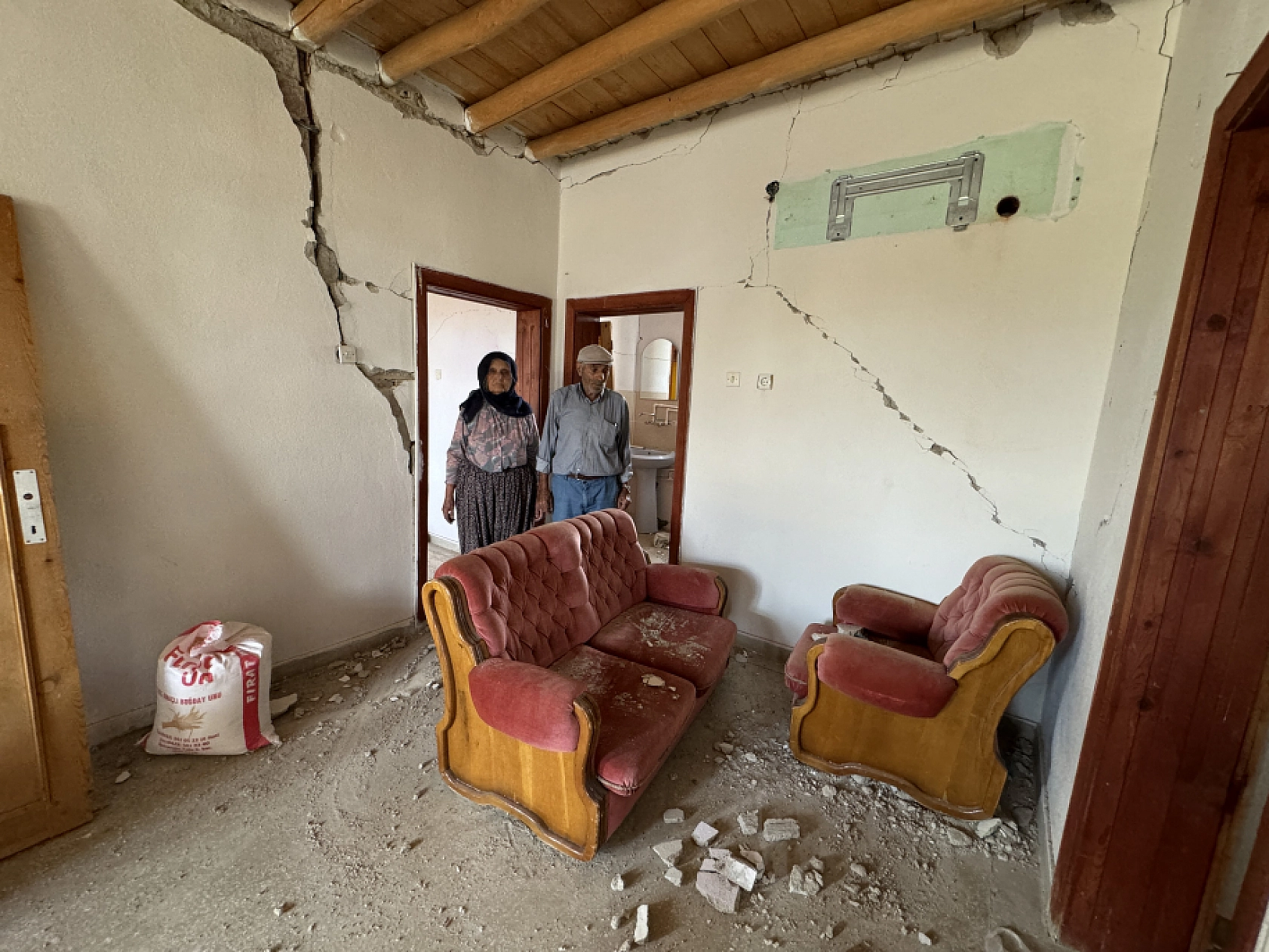 Komşuda Depremin Bilançosu: Kırsalda Evler Yıkıldı, Canlar Kurtuldu!