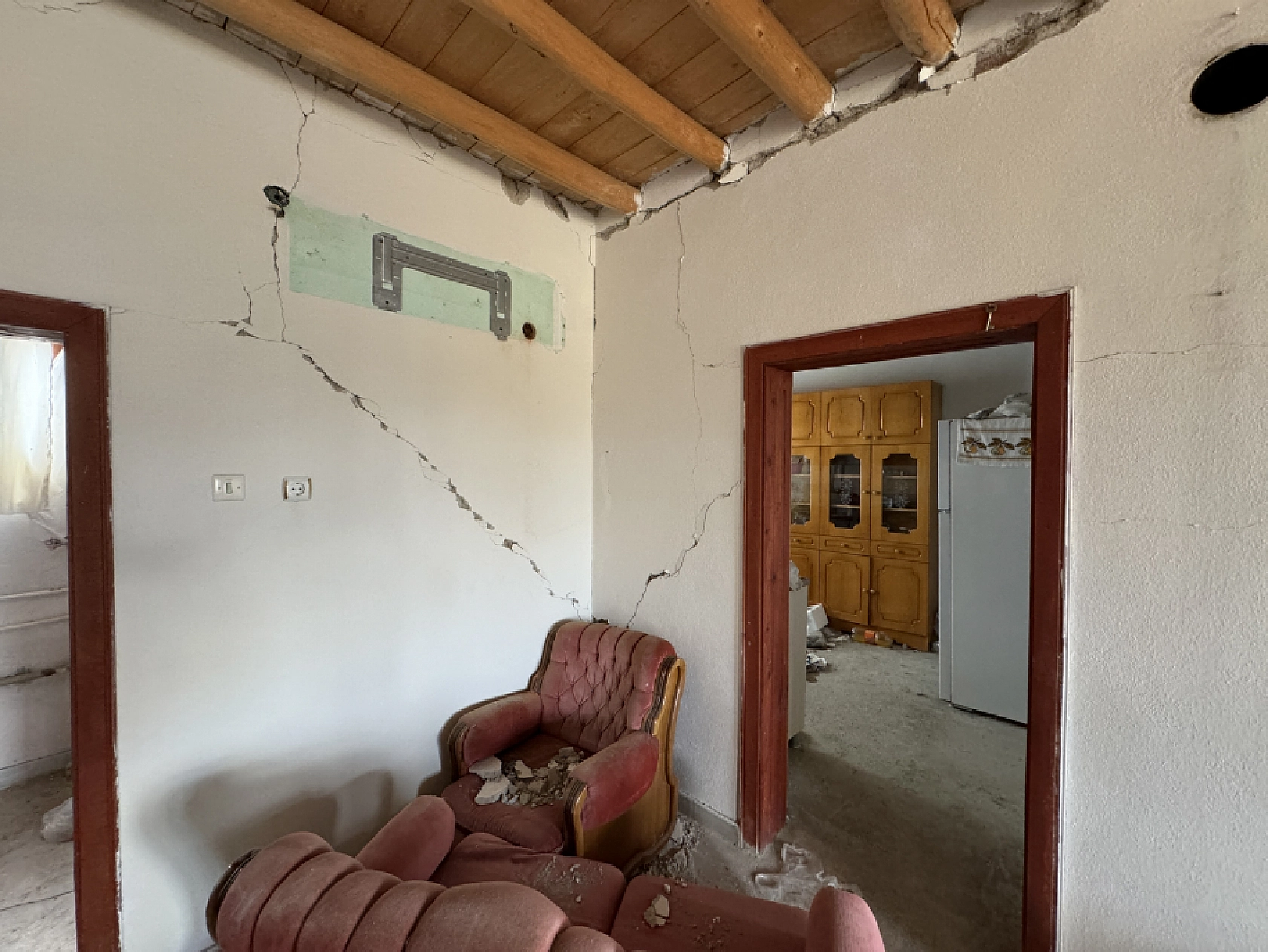 Komşuda Depremin Bilançosu: Kırsalda Evler Yıkıldı, Canlar Kurtuldu!