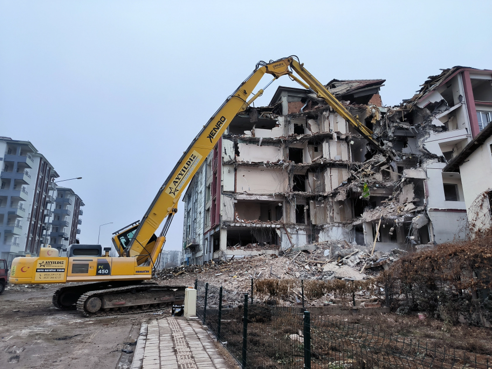 Malatya'da 6 Katlı Enkaz Kamyonlara Doldurularak Belirlenen Noktalara Taşınıyor...