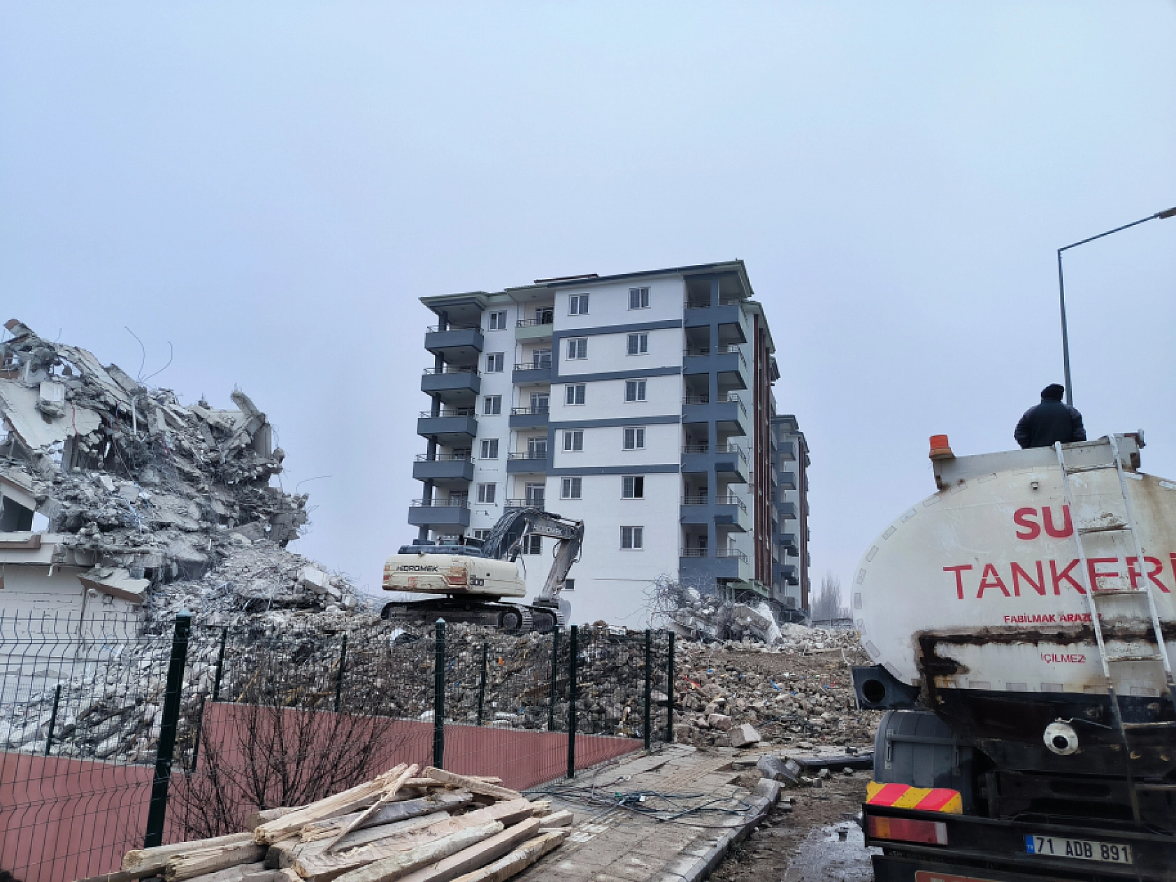 Malatya'da 6 Katlı Enkaz Kamyonlara Doldurularak Belirlenen Noktalara Taşınıyor...