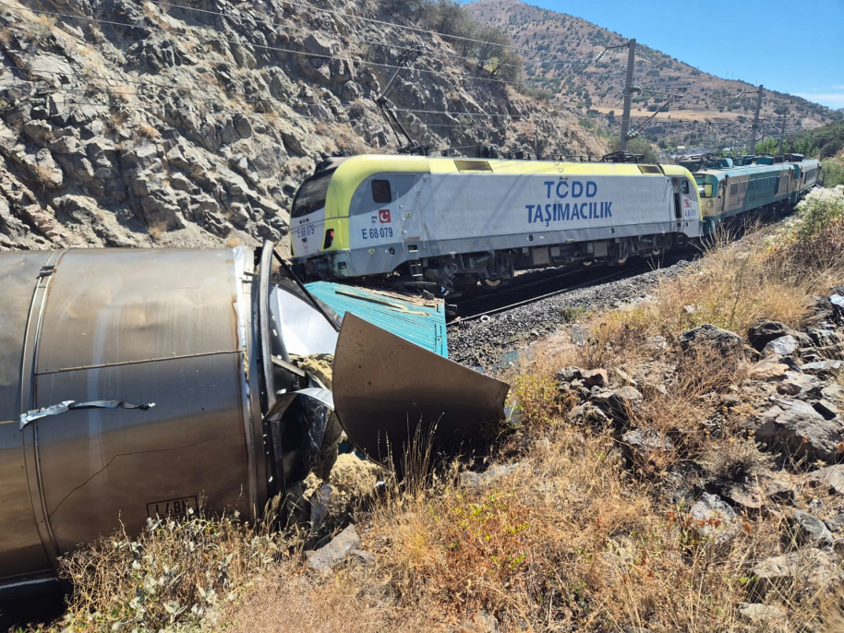 Tonlarca Mazot Çevreye Sızdı: Malatya'da Tren Hattı Kapatıldı