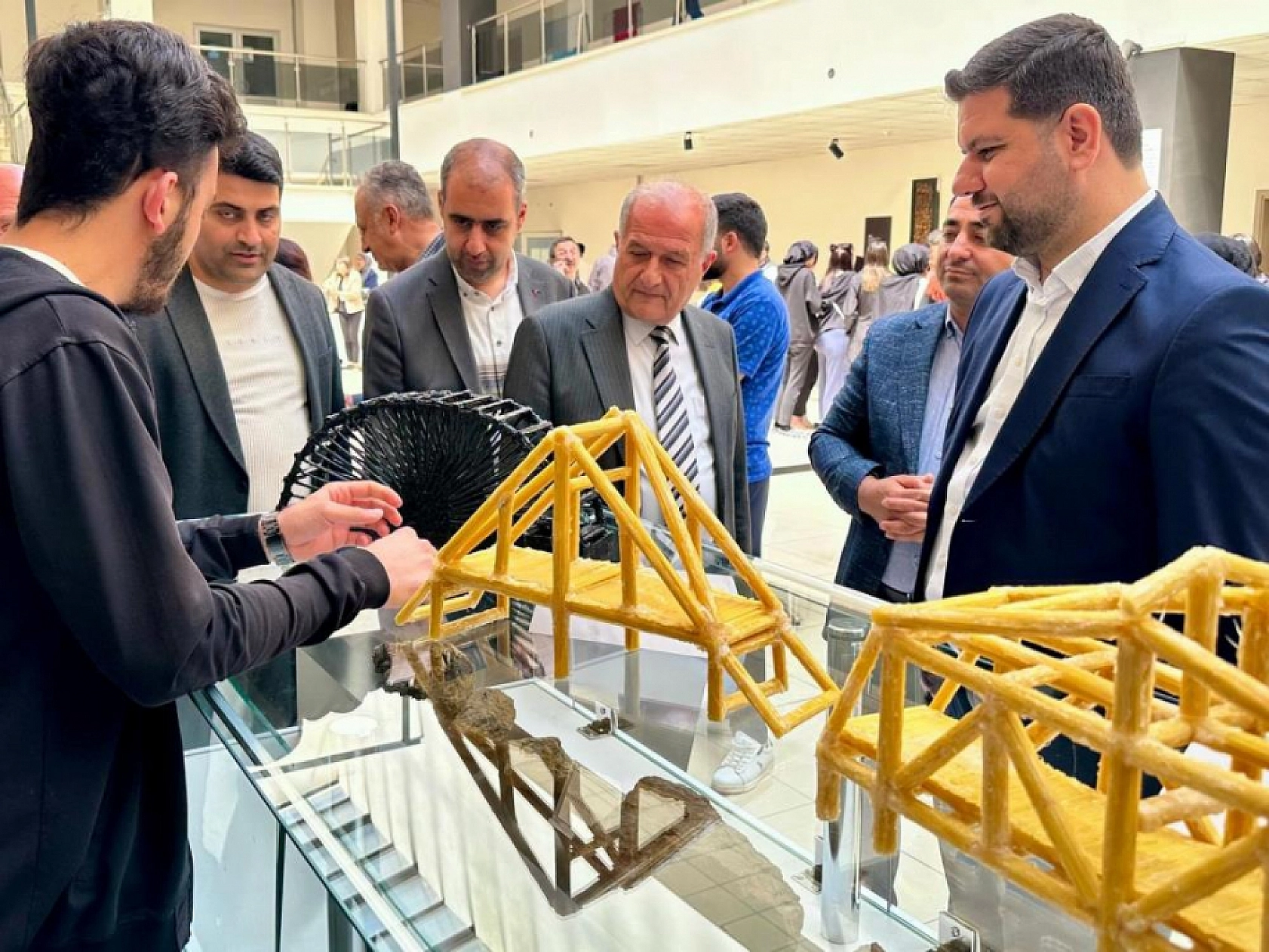 Malatya'da çubuk makarna ile mühendislik şovu