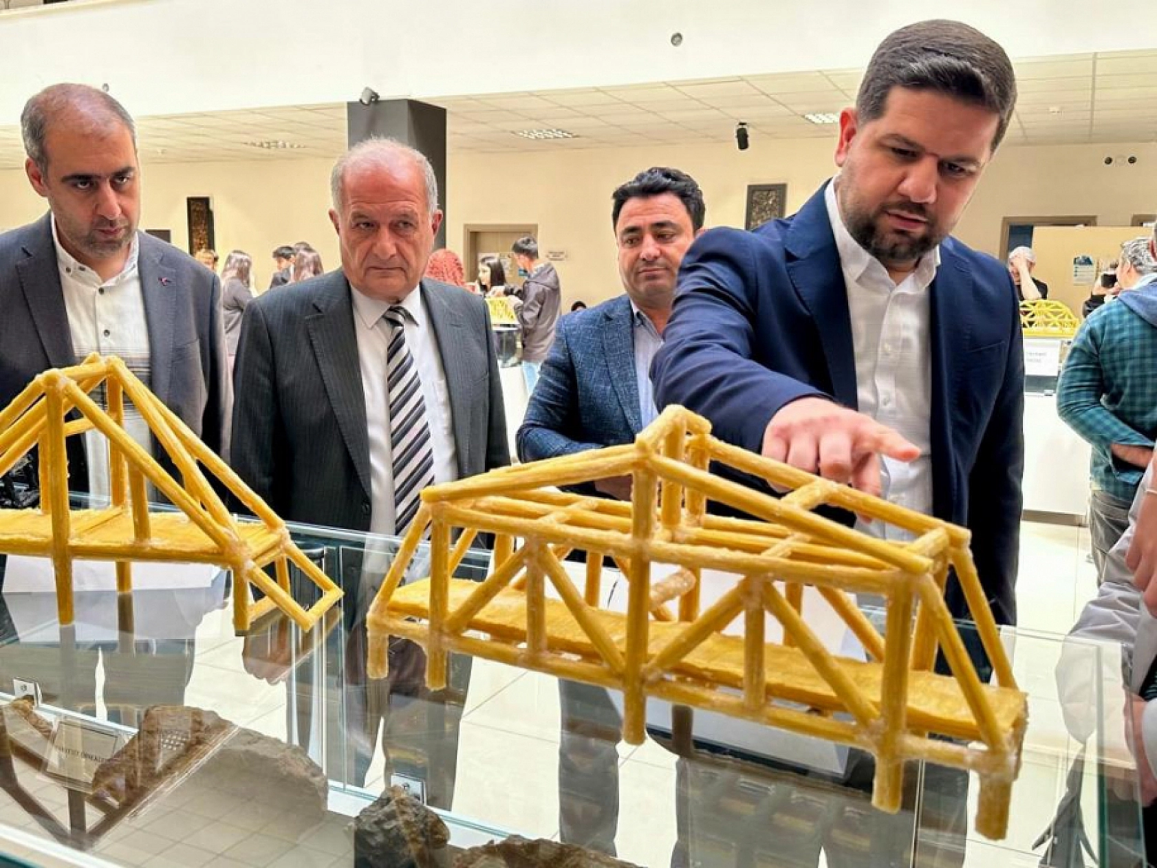 Malatya'da çubuk makarna ile mühendislik şovu