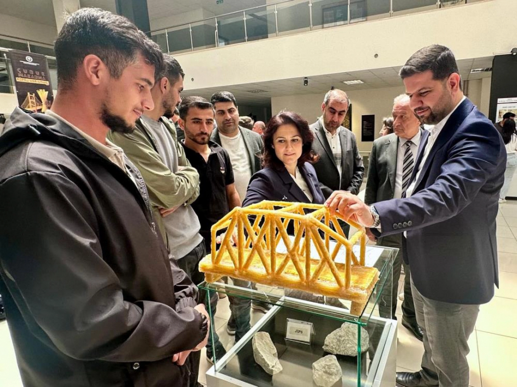Malatya'da çubuk makarna ile mühendislik şovu