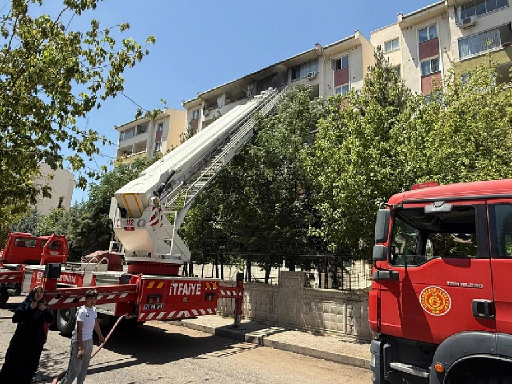 Diyarbakır'da korkutan yangın: Apartmanda mahsur kalanlar var...