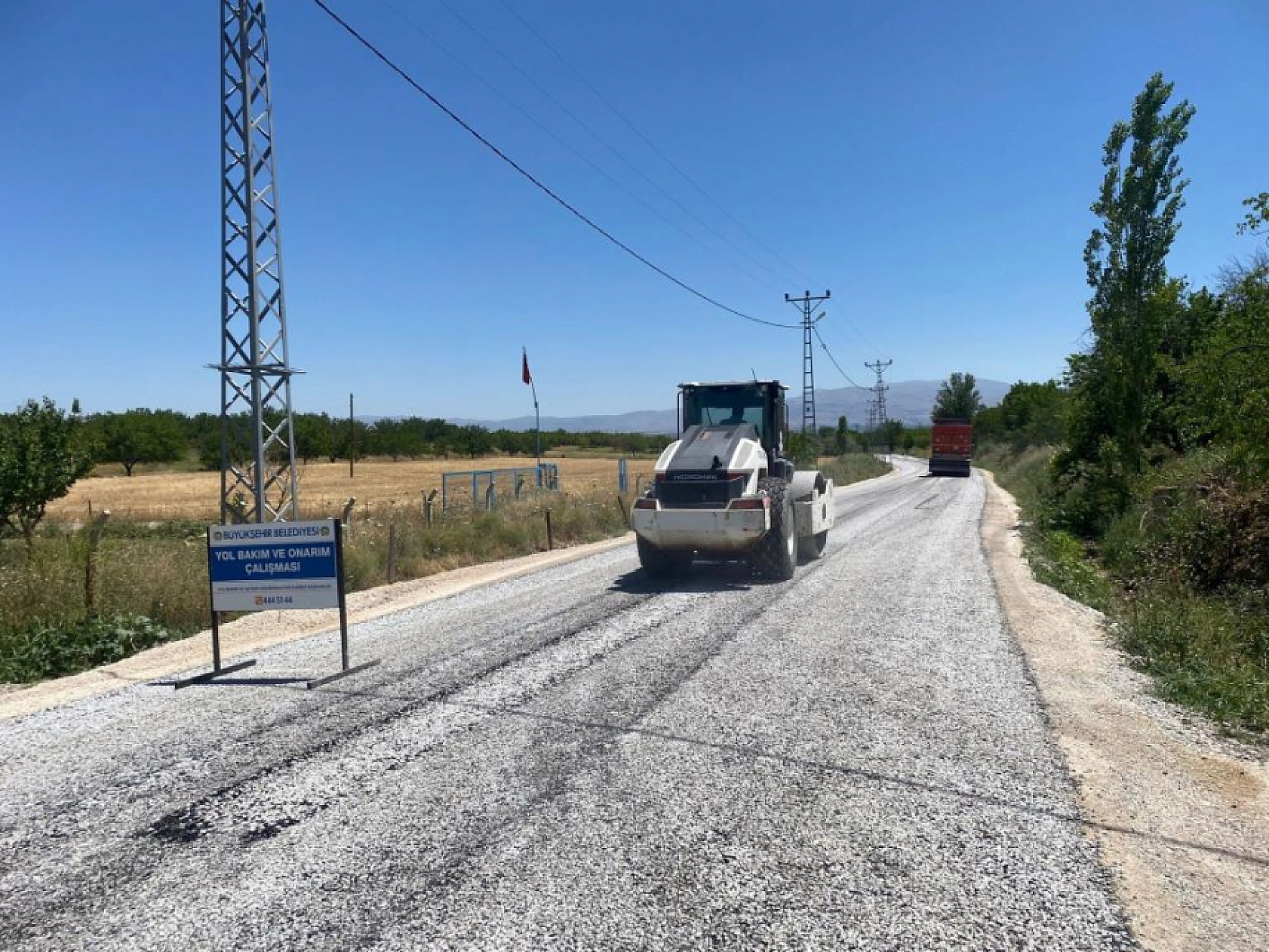 Kırsalda ulaşım rahatladı: Malatya'da binlerce metrelik yol yenilendi