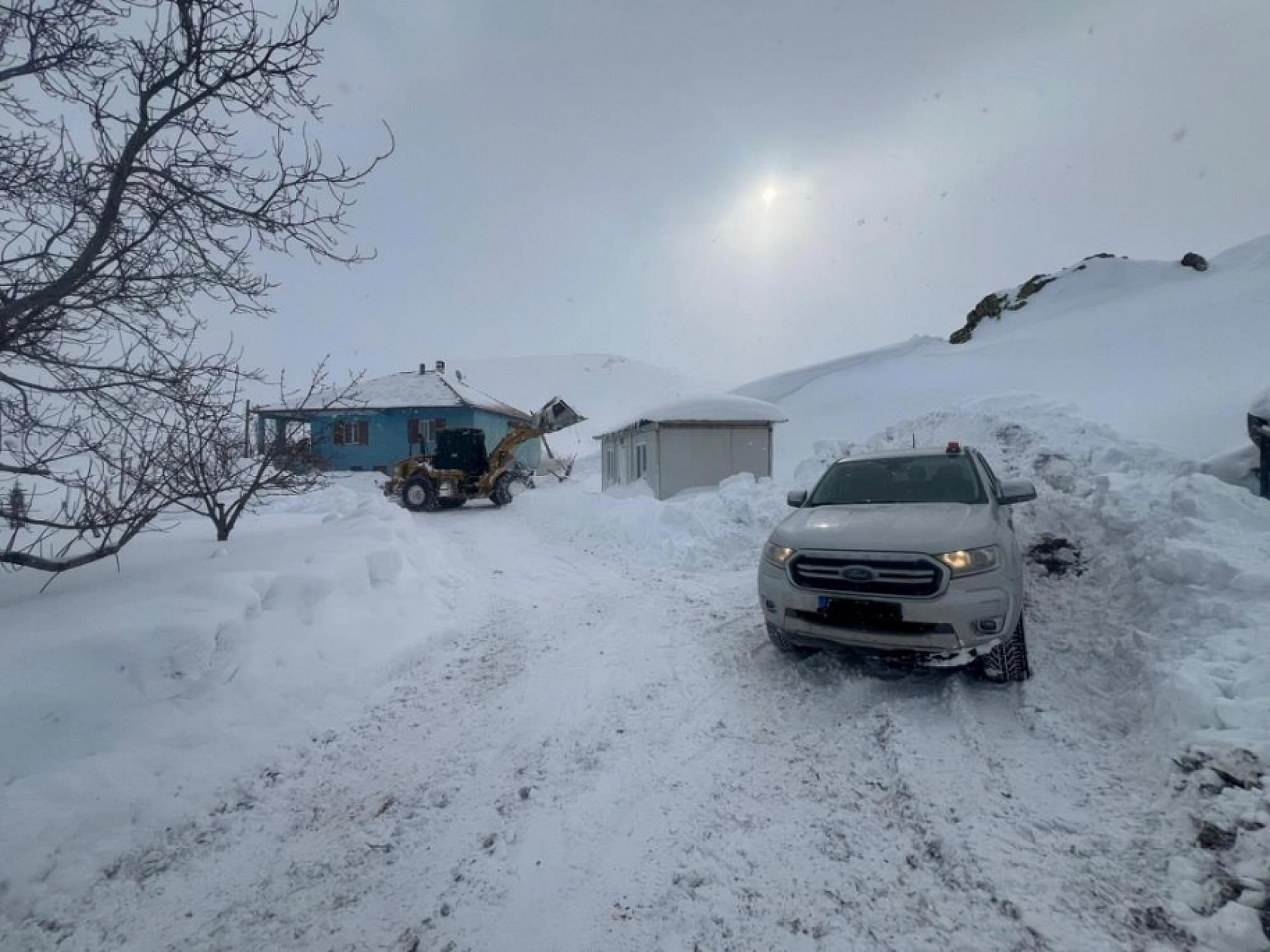 Battalgazi'de ambulans gidemeyince iş makinesi devreye girdi