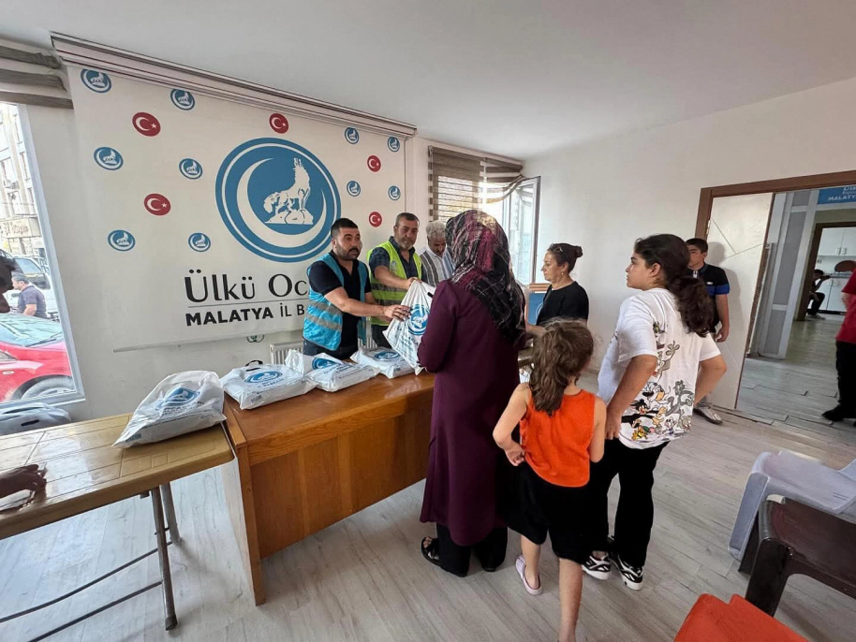 Malatya'da öğrencilere kırtasiye yardımı