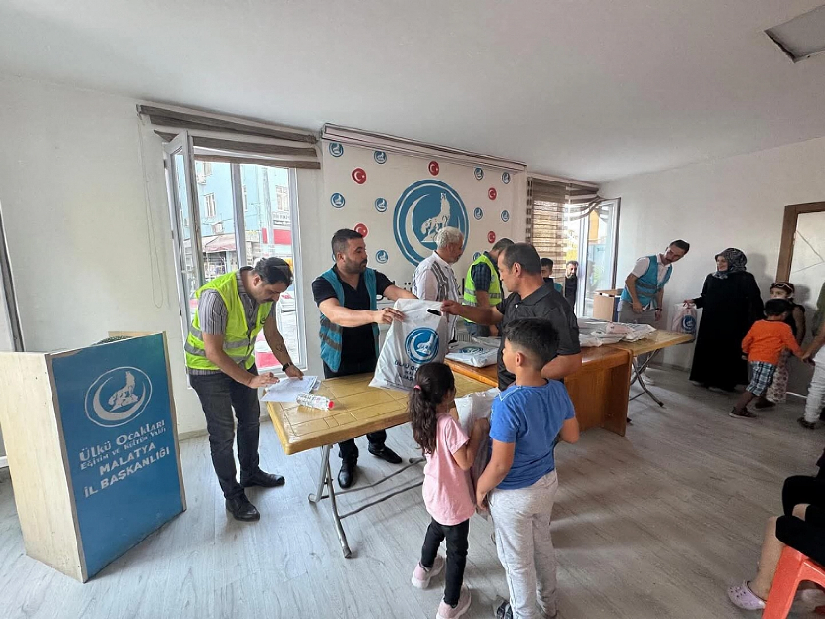 Malatya'da öğrencilere kırtasiye yardımı