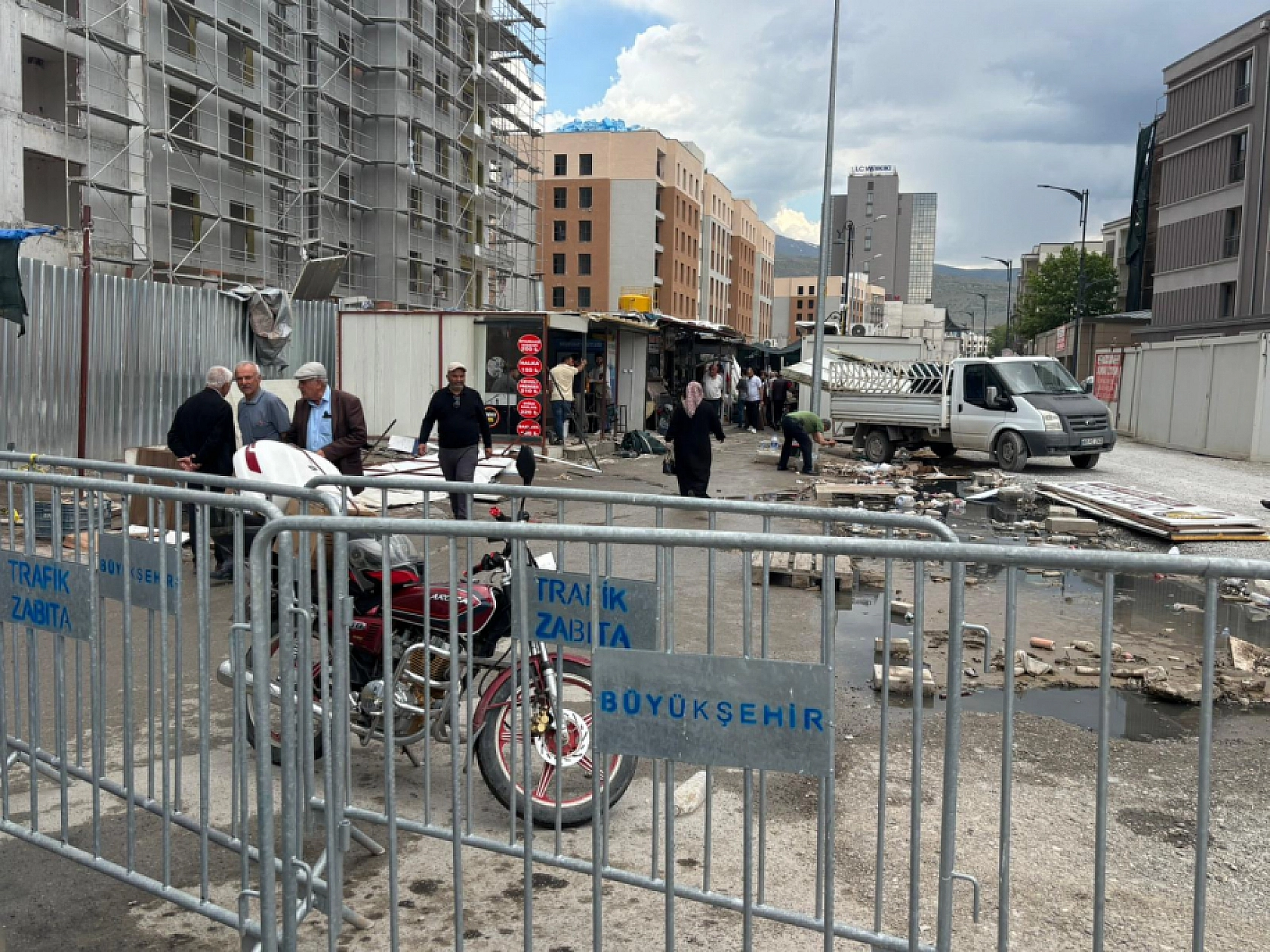 Malatya'da konteynerler boşaltılıyor Dükkanı teslim edilmeyen esnaf nereye gidecek?
