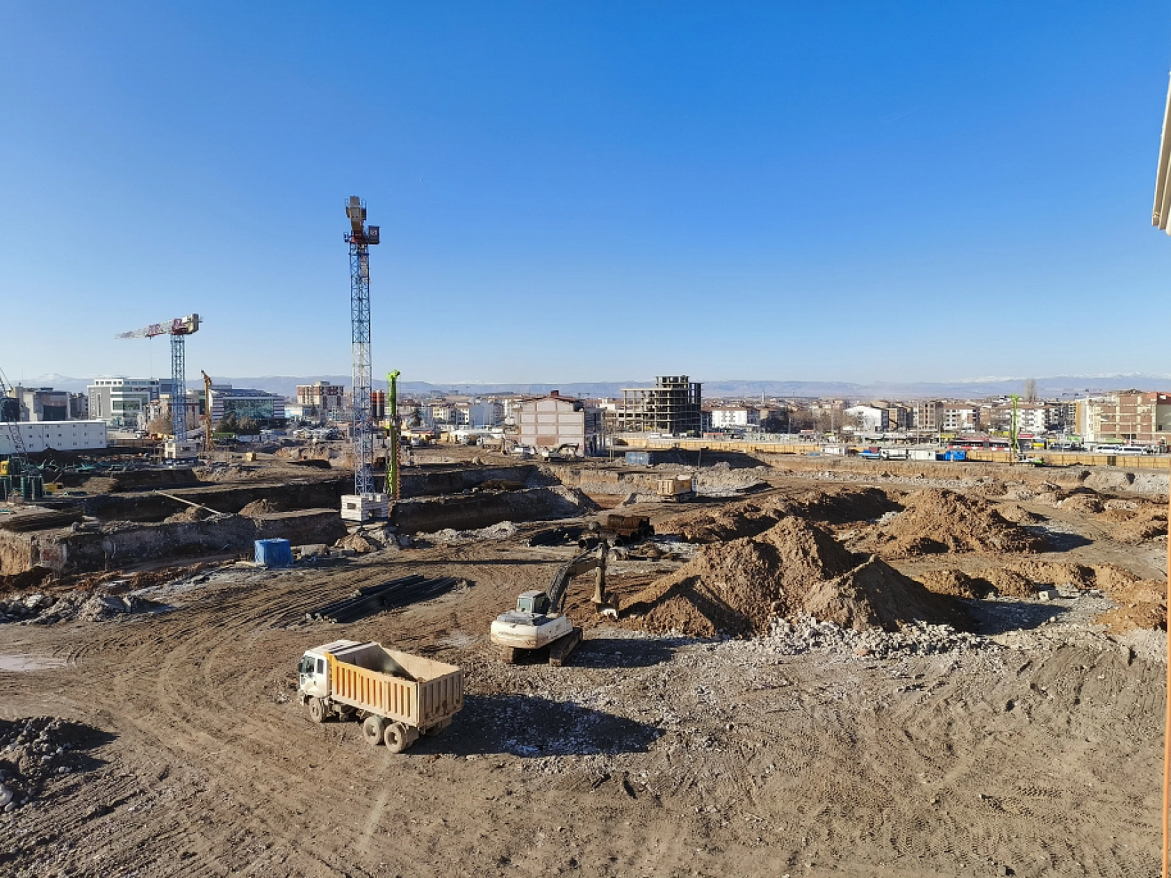 İnşaat çalışmaları hız kazandı! 469 konut, 352 dükkân ve 130 ofis yapılacak