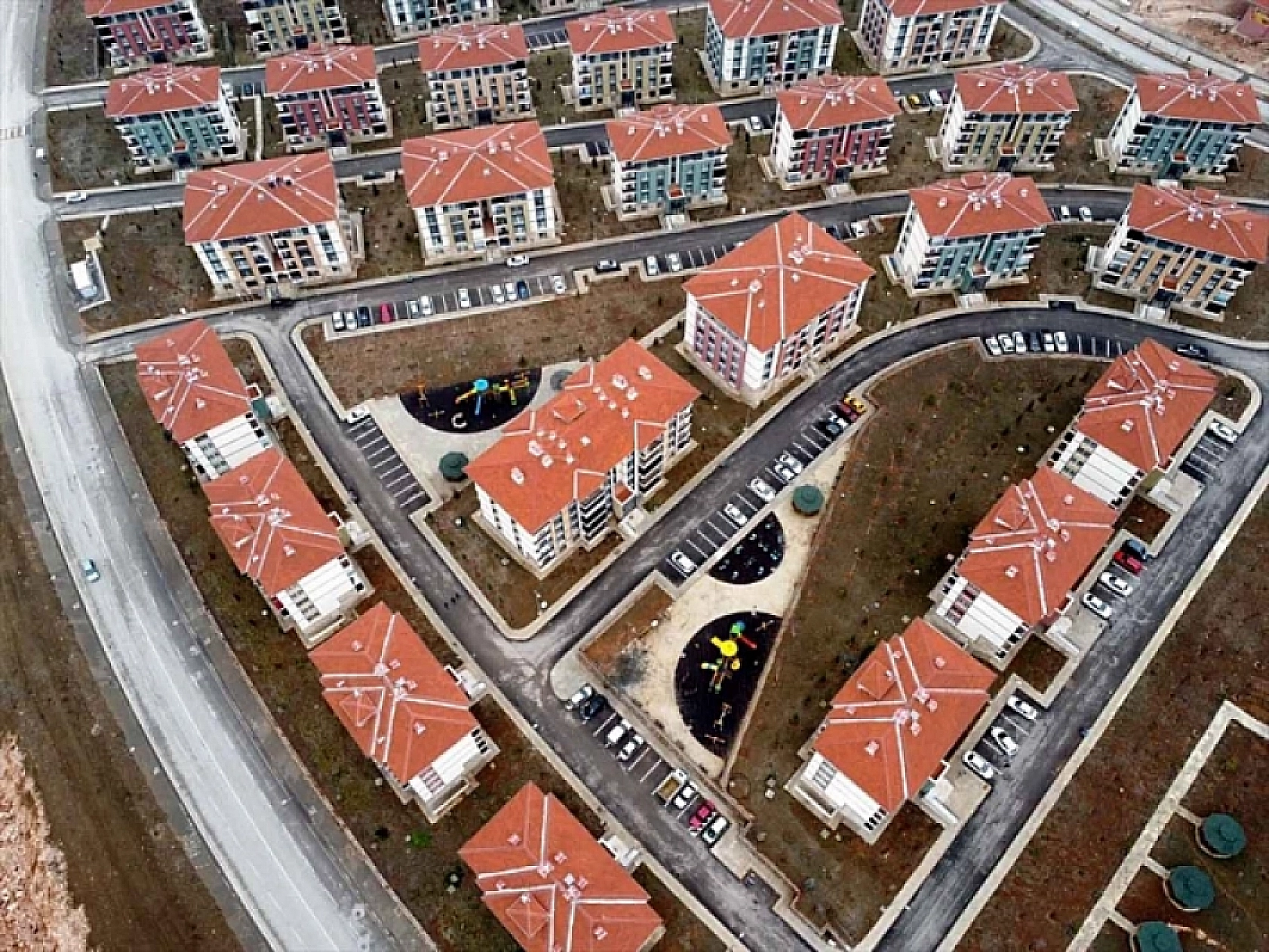 Bakanın sözü havada kaldı: Kurada konut çıkmadı…