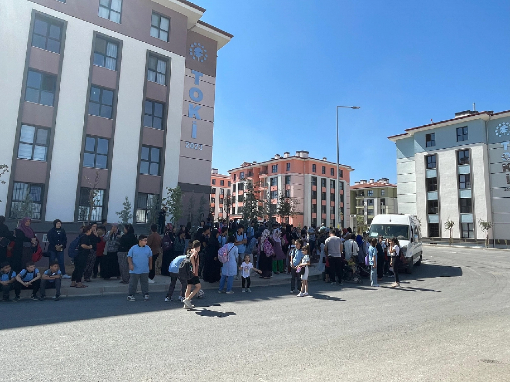 Malatya'da TOKİ Konutlarında Sorunlara Bir Yenisi Daha Eklendi..! Veliler Servislerin Peşinde Koşuyor!!