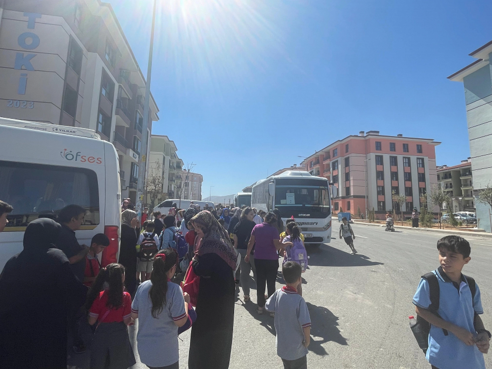 Malatya'da TOKİ Konutlarında Sorunlara Bir Yenisi Daha Eklendi..! Veliler Servislerin Peşinde Koşuyor!!