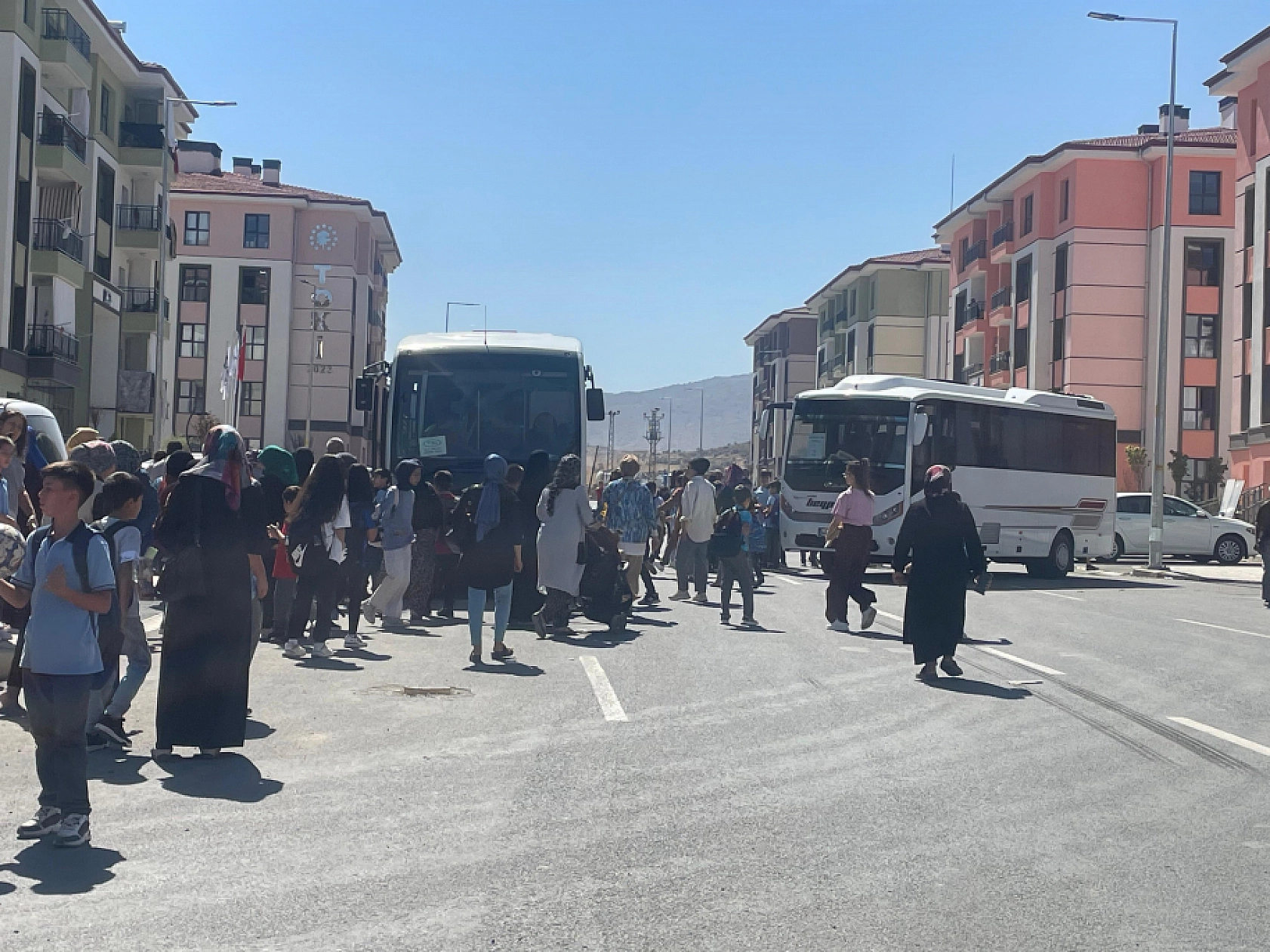 Malatya'da TOKİ Konutlarında Sorunlara Bir Yenisi Daha Eklendi..! Veliler Servislerin Peşinde Koşuyor!!