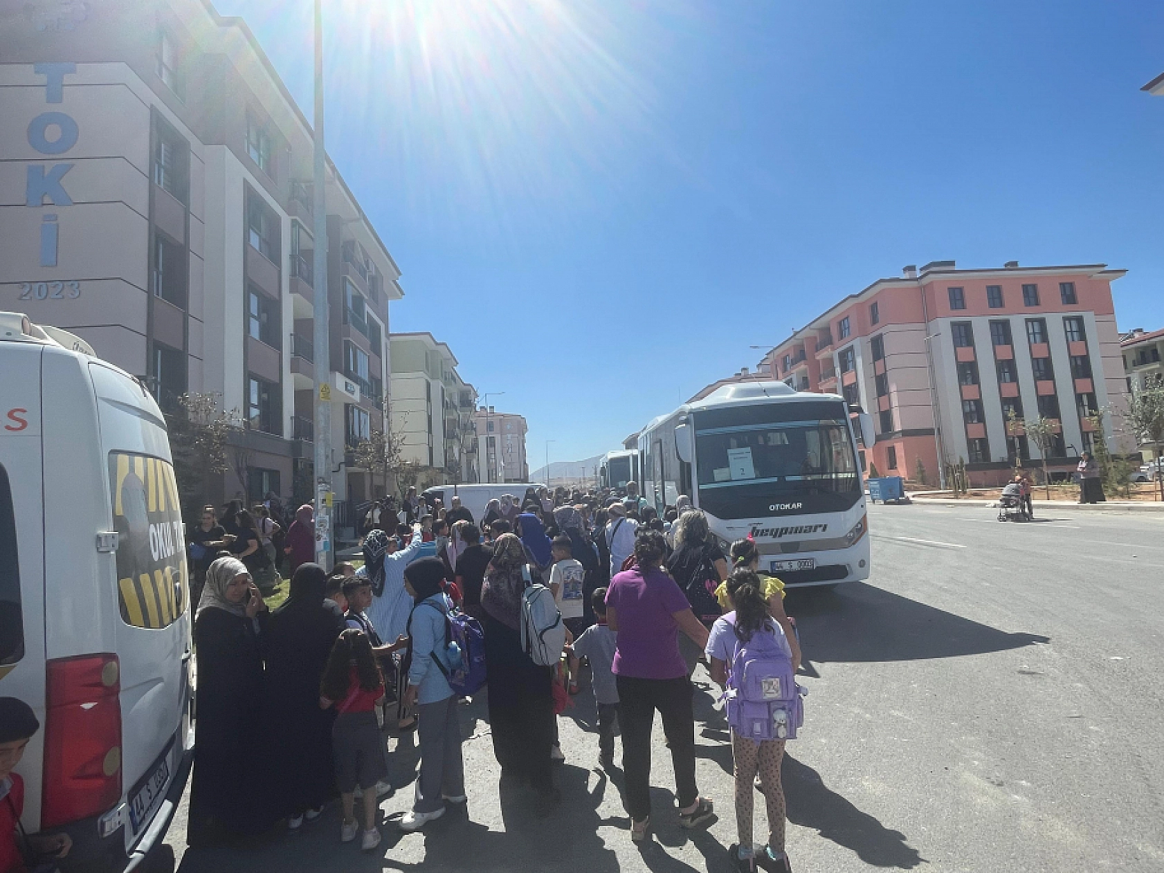 Malatya'da TOKİ Konutlarında Sorunlara Bir Yenisi Daha Eklendi..! Veliler Servislerin Peşinde Koşuyor!!
