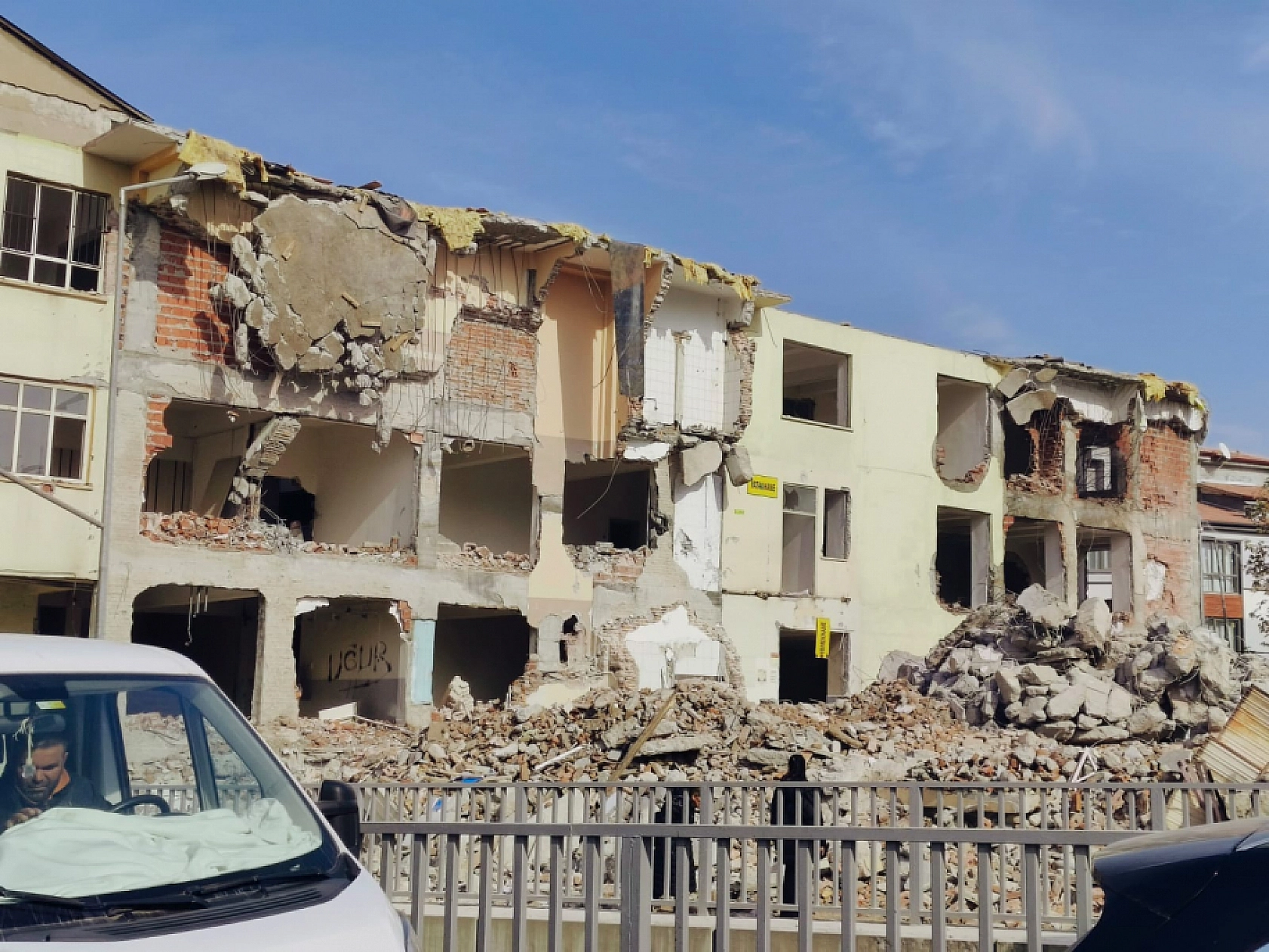 Malatya'da Yıkım Sırasında Güvenlik Önlemi Hiçe Sayıldı.. İhmalkarlığın Sorumlusu Kim?