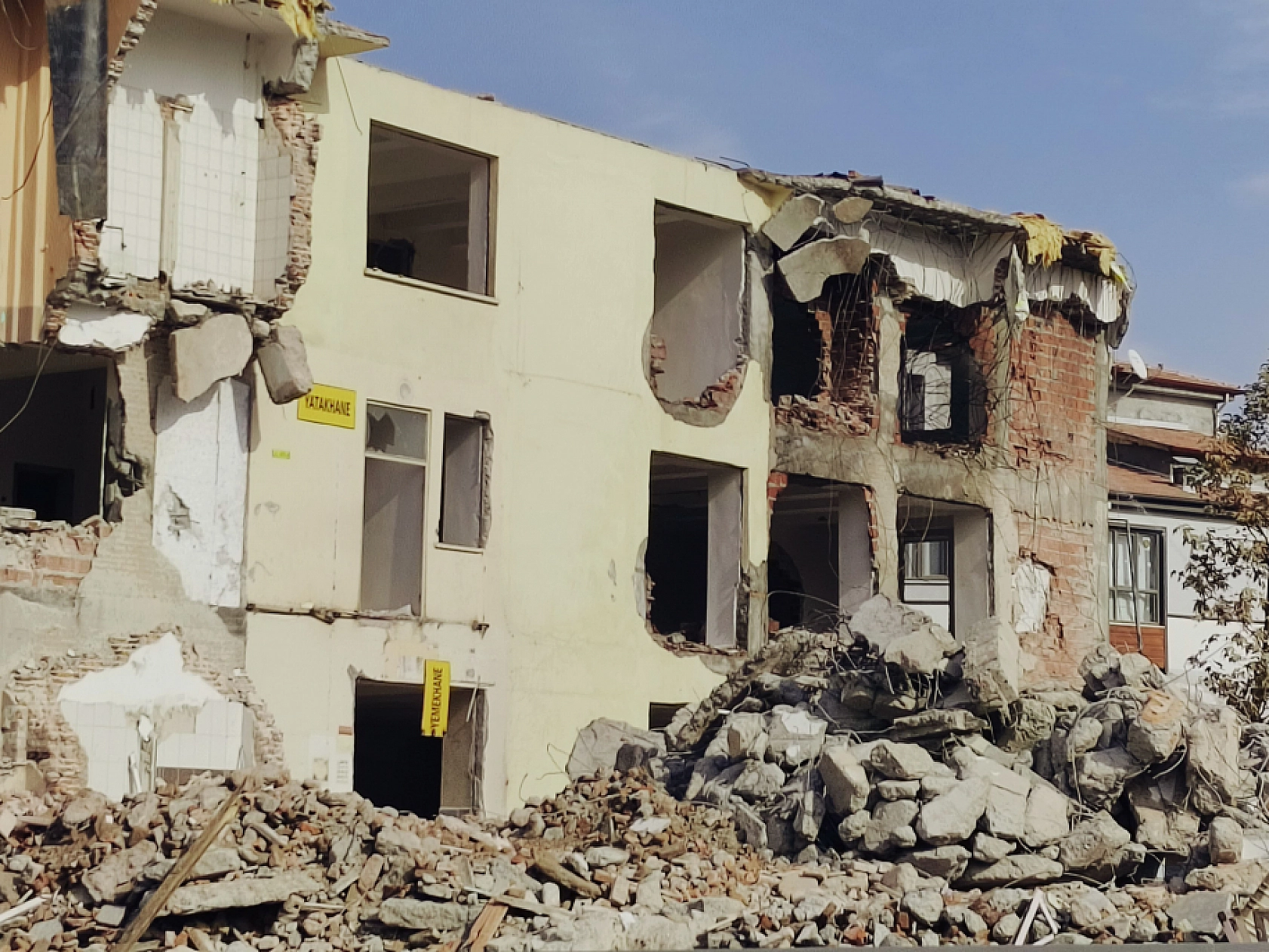 Malatya'da Yıkım Sırasında Güvenlik Önlemi Hiçe Sayıldı.. İhmalkarlığın Sorumlusu Kim?