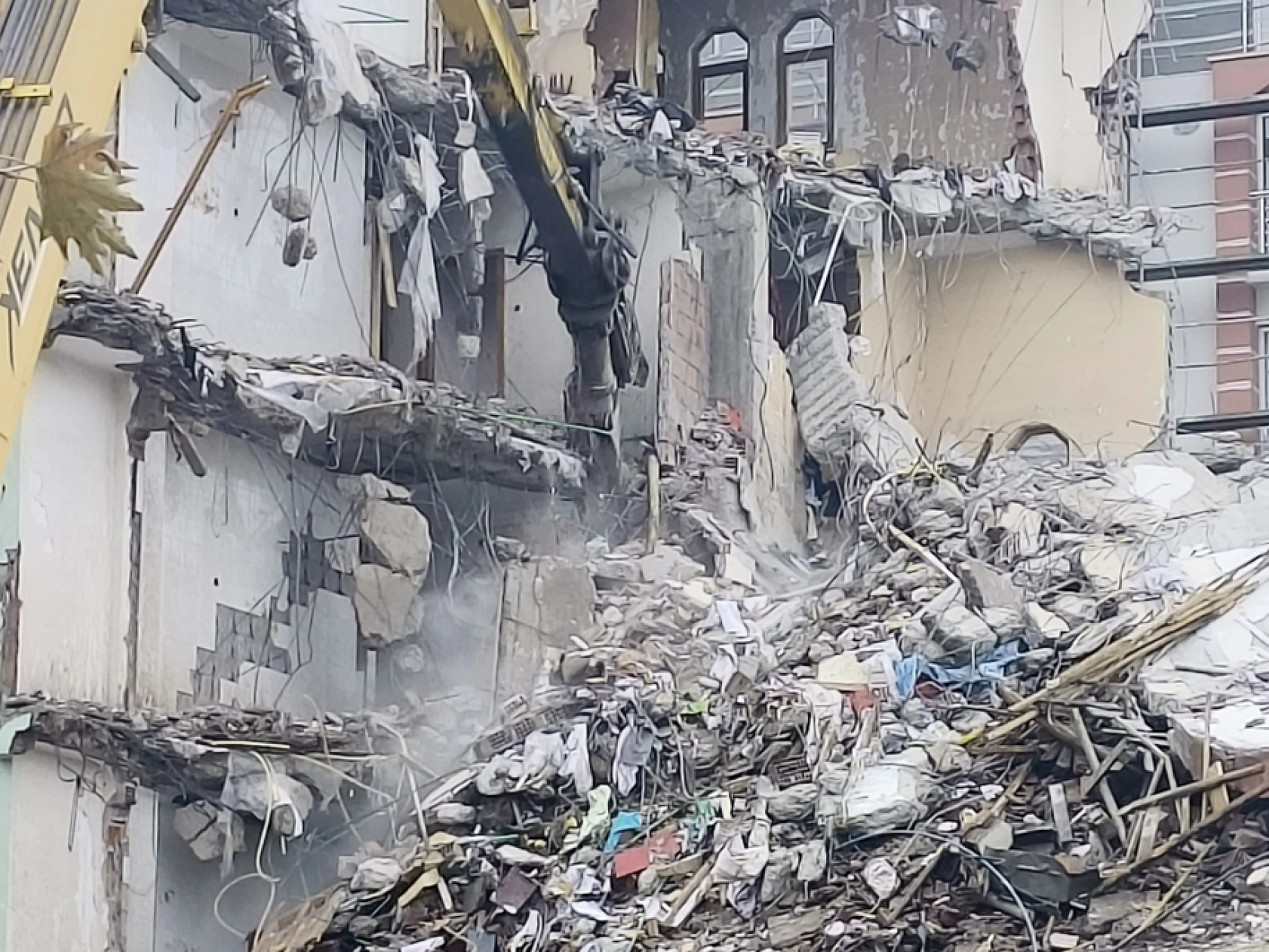 Malatya'da Devam Ediyor: 5 Katlı Bina Yıkılıyor!