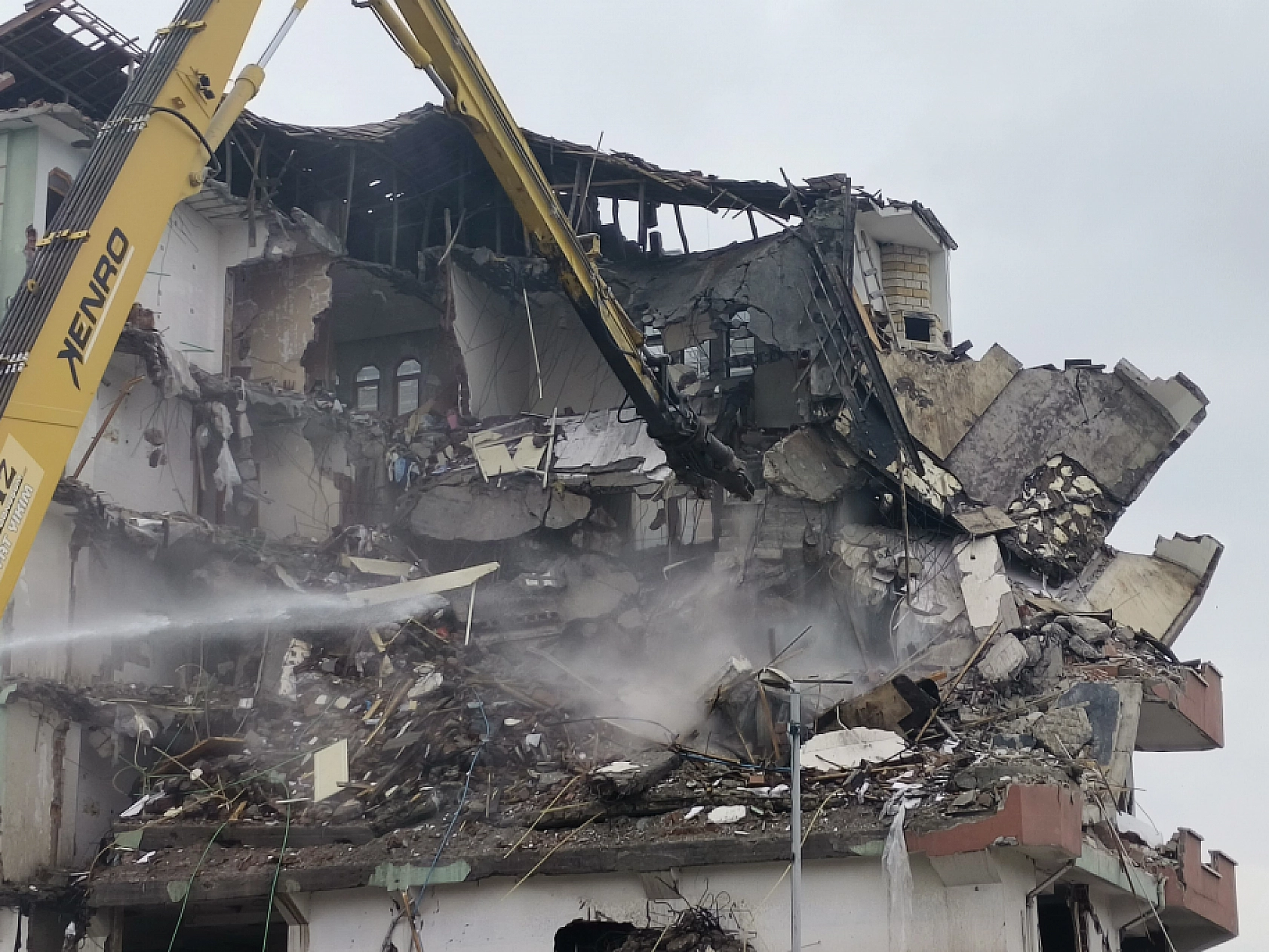 Malatya'da Devam Ediyor: 5 Katlı Bina Yıkılıyor!