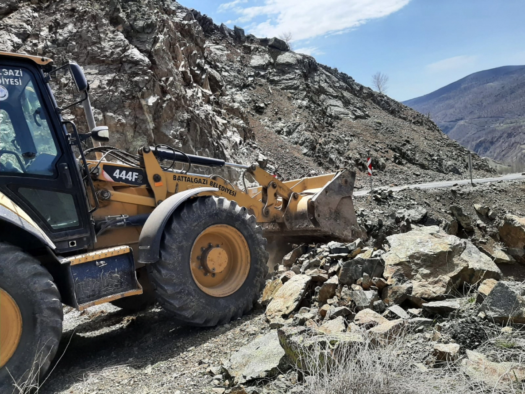Yola Düşen Kayalar Ulaşımı Felç Etti: Belediye harekete geçti
