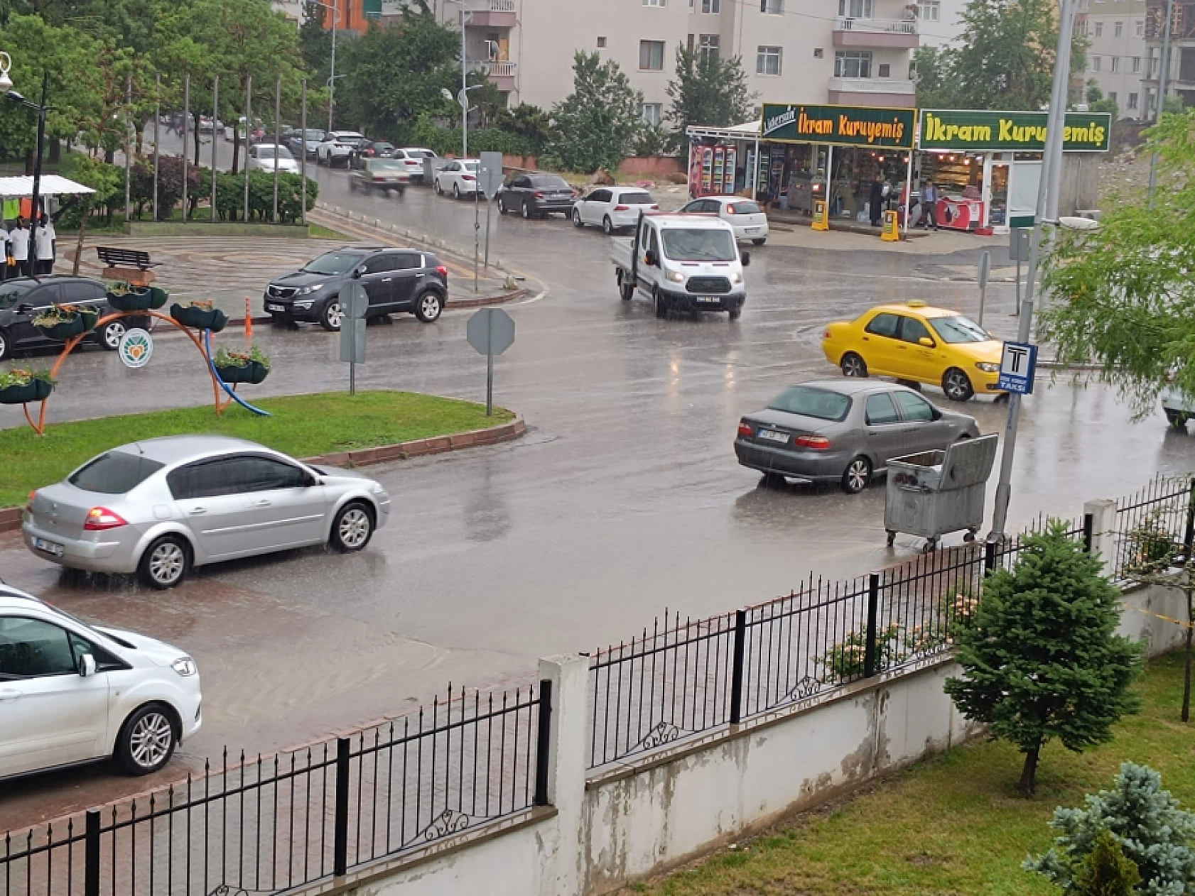 Meteoroloji Uyarmıştı... Etkili olmaya başladı! Malatya bugün de göle dönecek mi!?