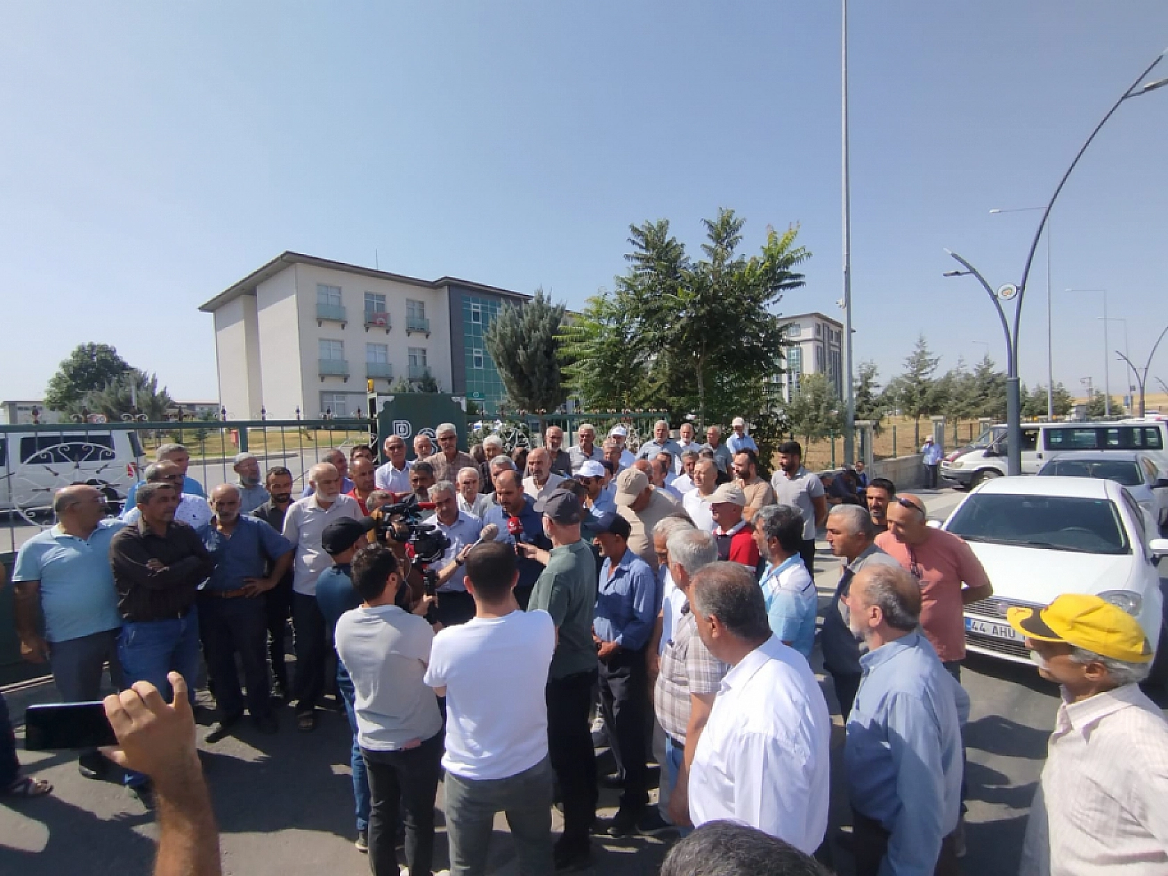 Malatya'da sulama krizi büyüyor! Çiftçilerden DSİ önünde protesto