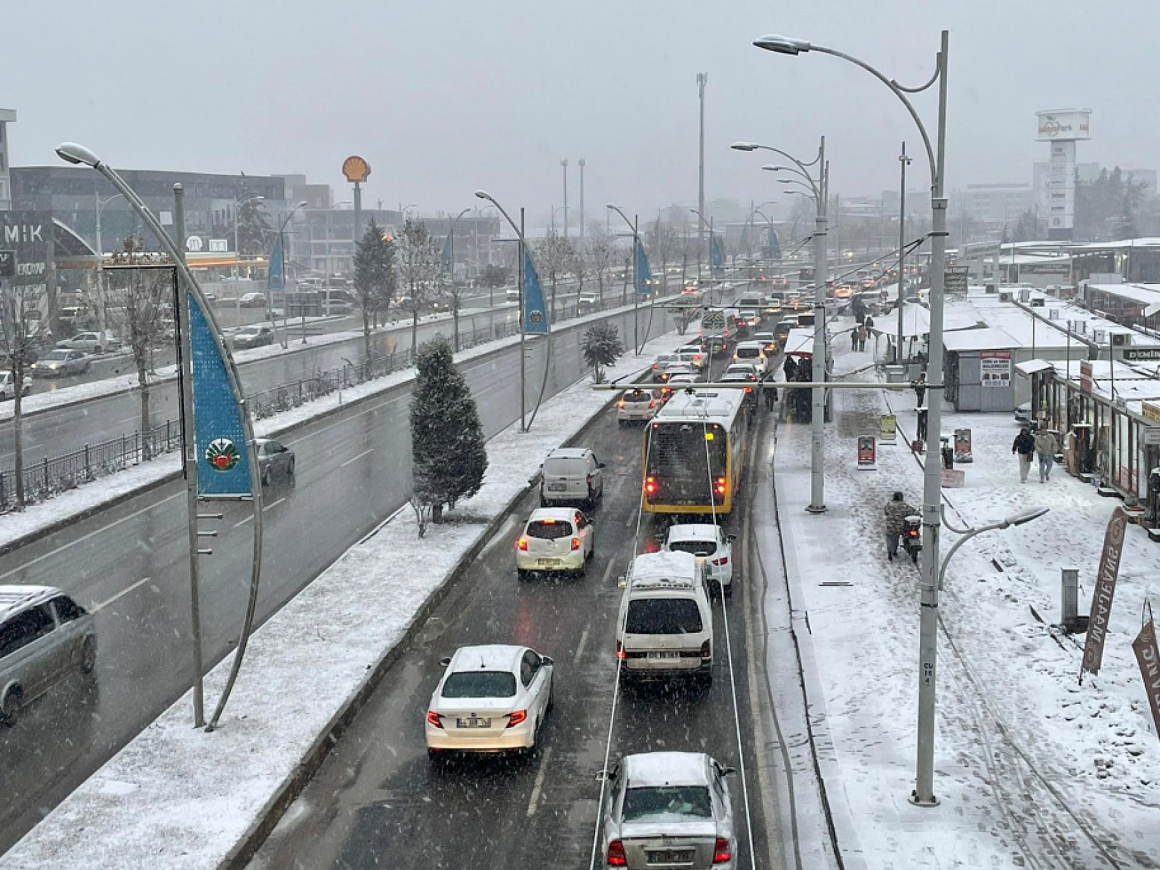 Malatya kara teslim: Çevre Yolu'nda trafik kilitlendi