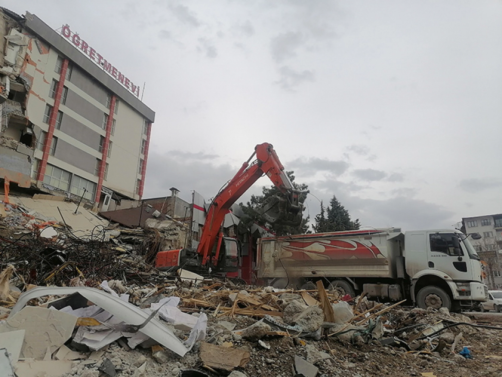 Maliye Vurguncuların Yerine Depremzedelerin Peşine Düştü?