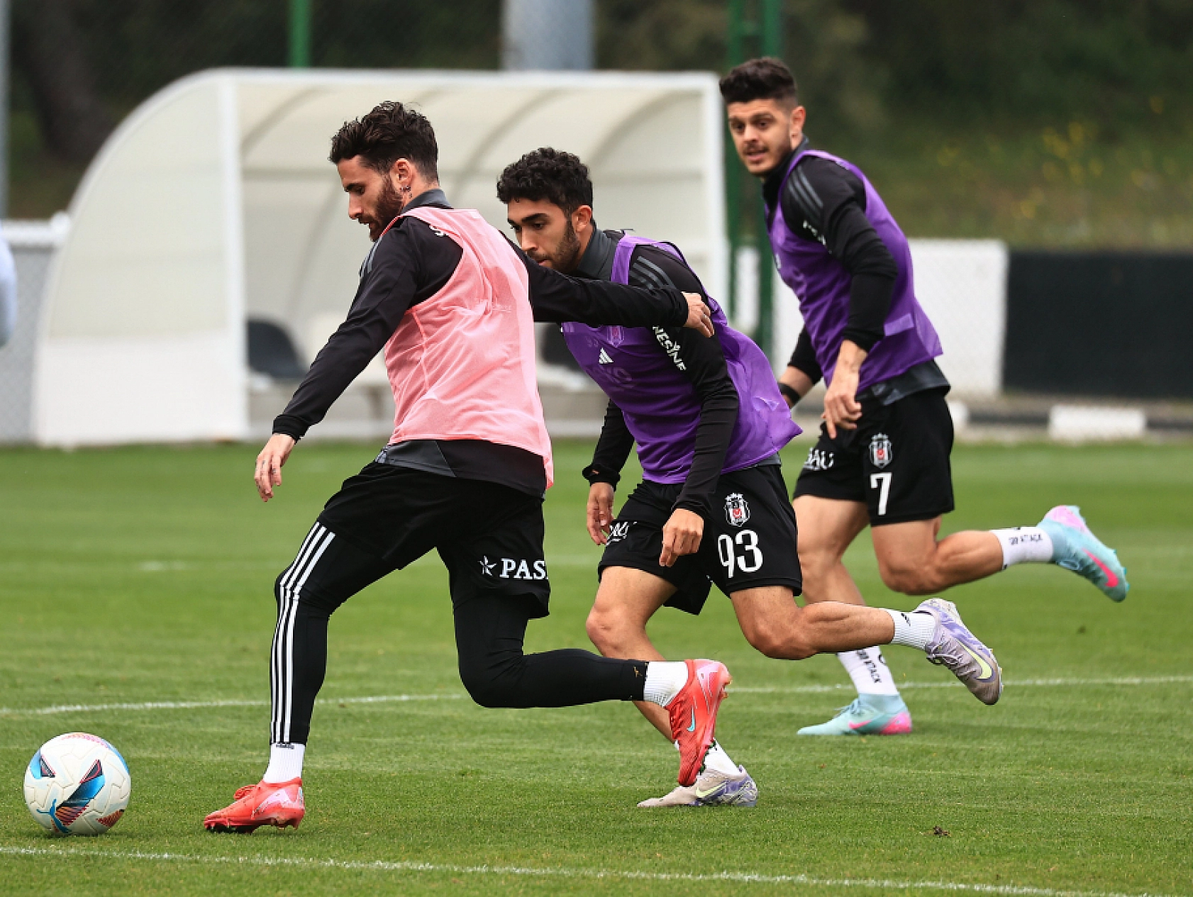Geri sayım başladı: Beşiktaş ile Fenerbahçe'nin Büyük Mücadelesi Yarın