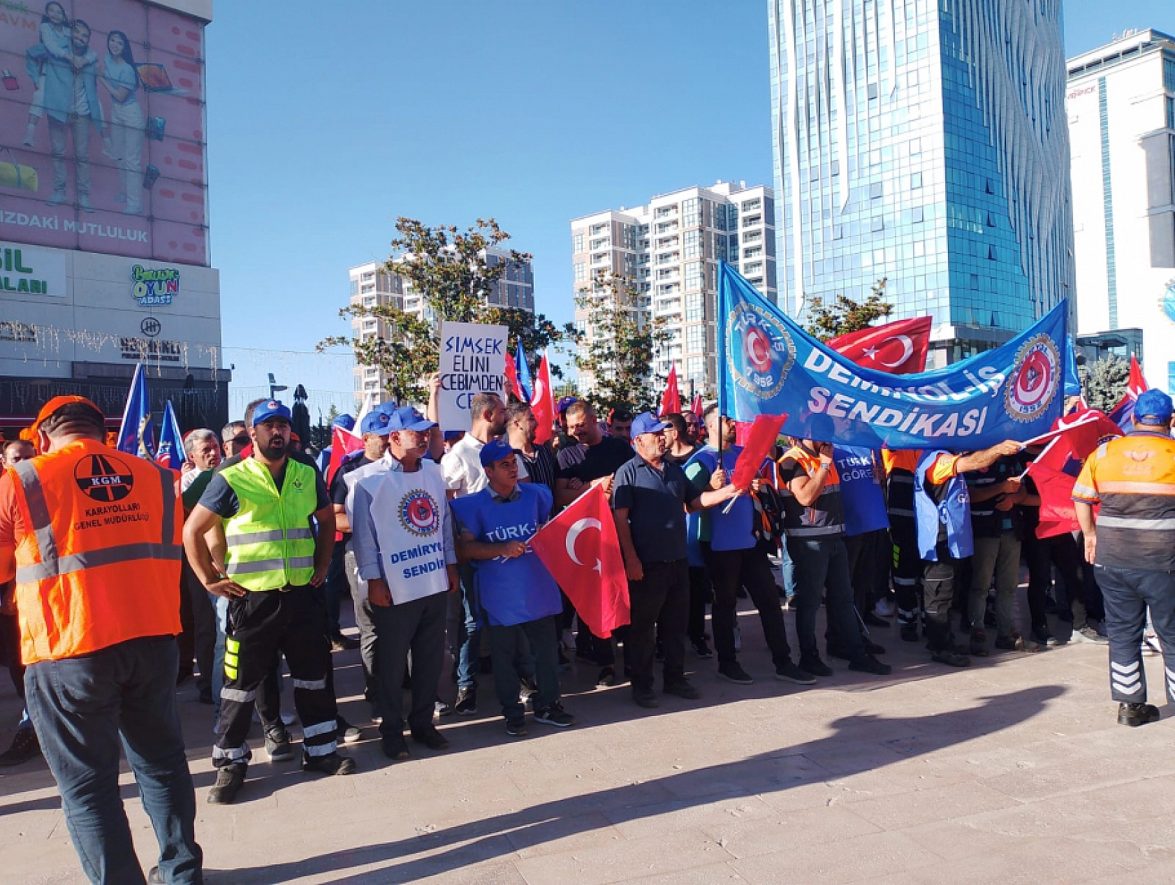 Malatya'da işçi sokağa indi: Geçinemiyoruz….!