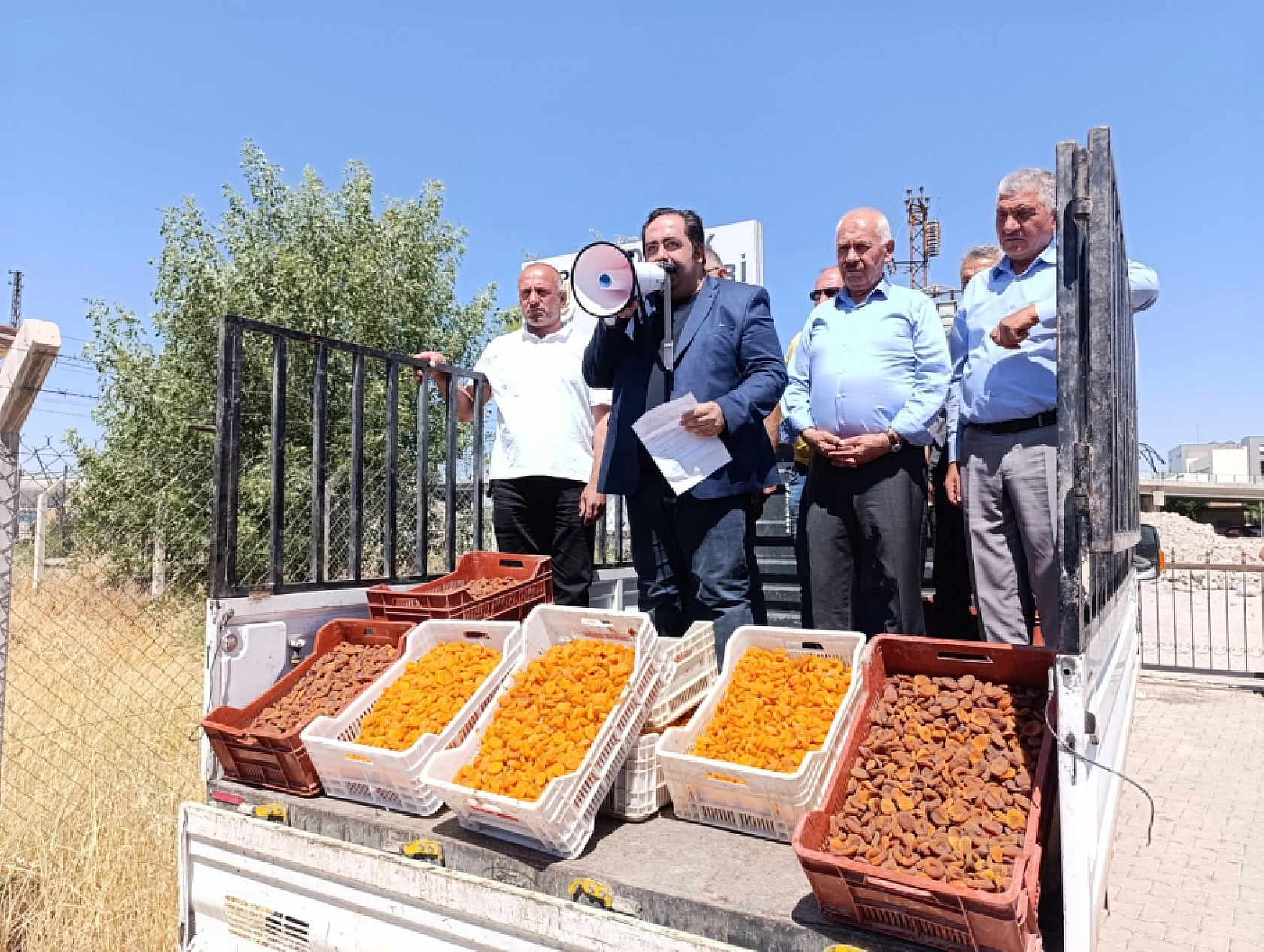 Malatya TMO Önünde İlginç Protesto! Başkan Pikapla Kayısı Sattı!