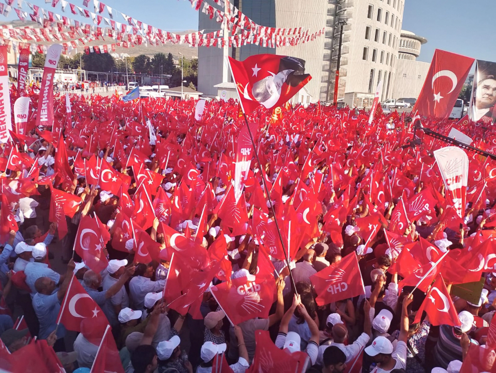Özel'den Deprem Konutları Çıkışı: Sözler Havada Kaldı