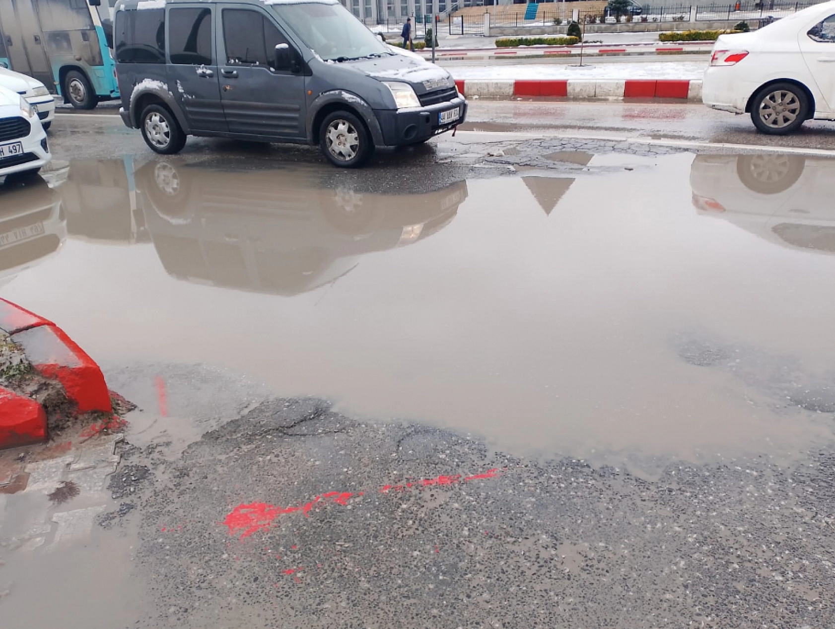 Malatya'da manzara değişmedi: Yollar göle döndü
