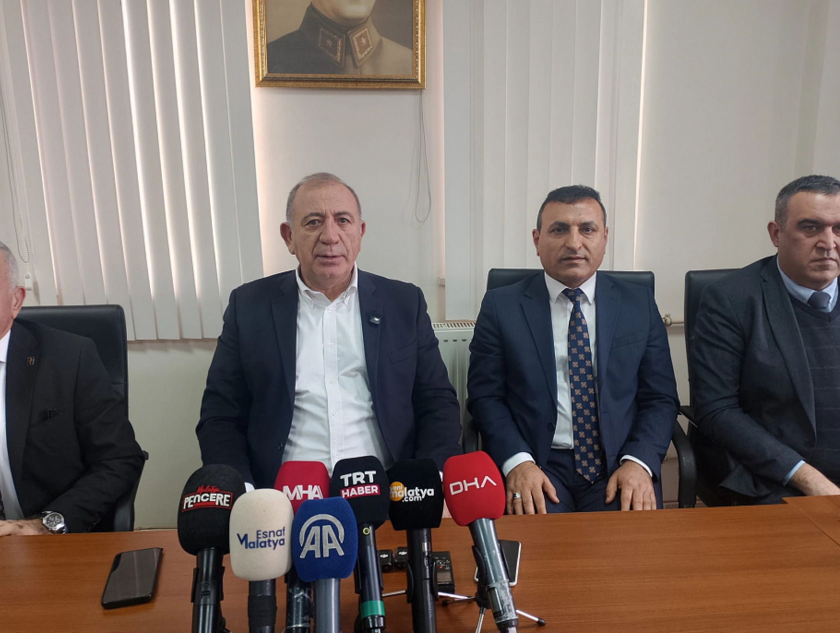 Malatya'da vekille kapışan başkana destek: 'Nerede haksızlık varsa oradayız'