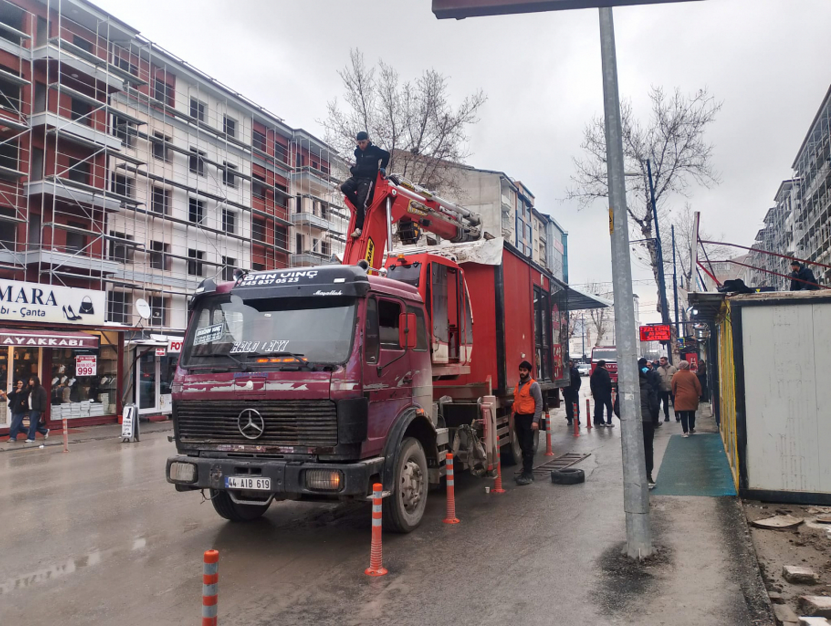 İnönü Caddesi'nde Konteyner Tahliyesi Başladı: 'Bayramı Bekleselerdi'