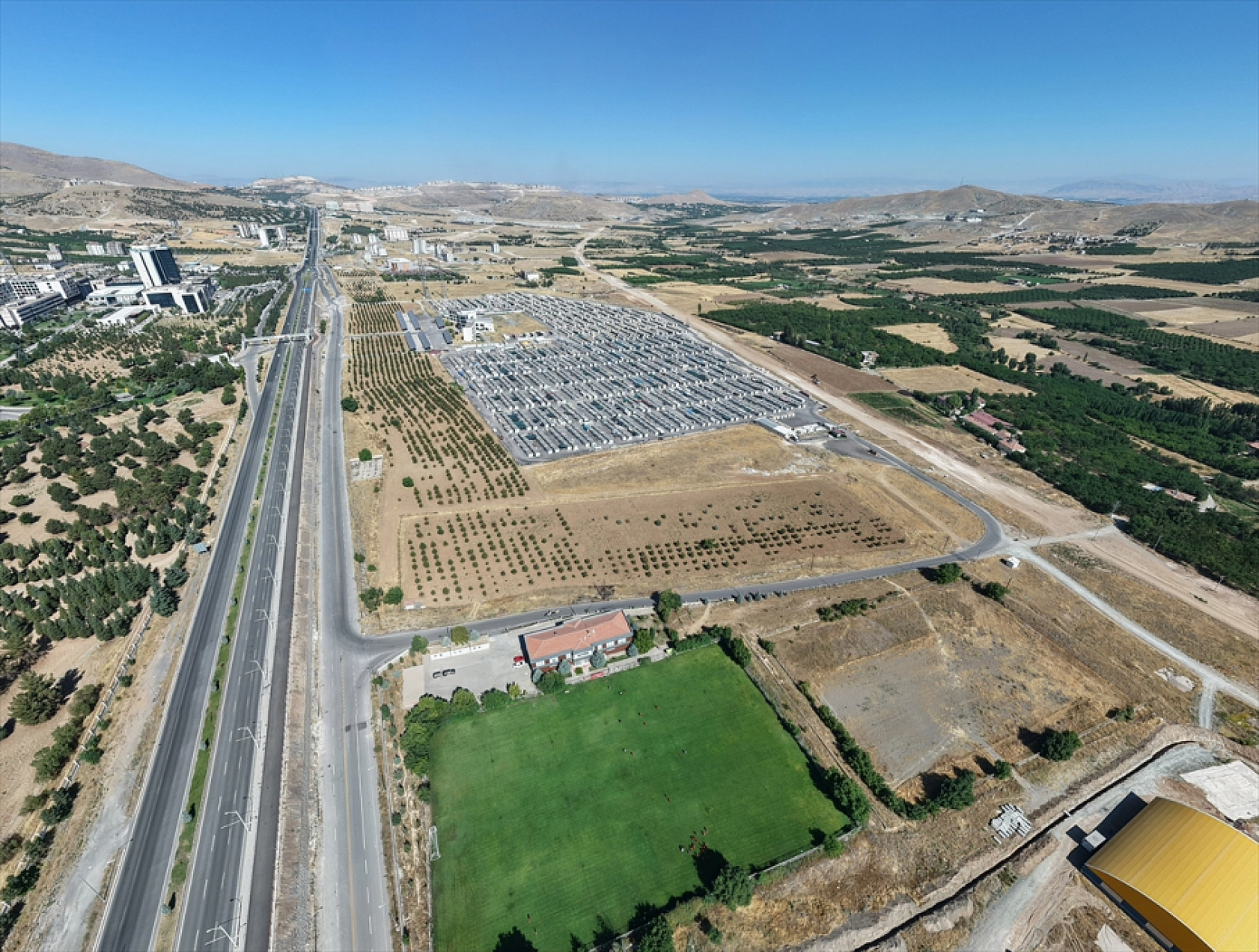 Malatya'da Beton Sahadan Çim Sahaya...