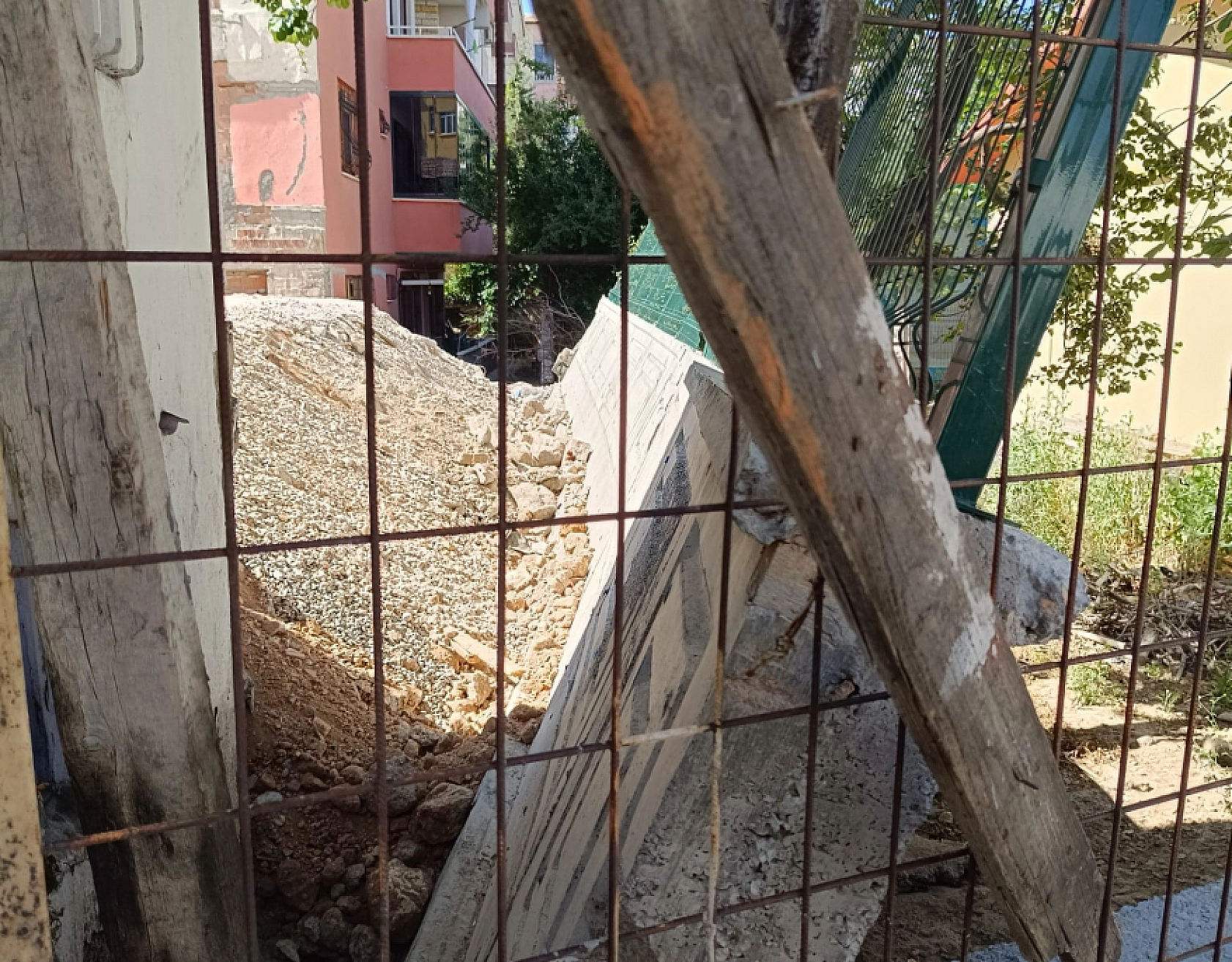 Malatya'da istinat duvarı sadece 5 ay dayanabildi! İlk yağışta çöktü| 2 aydır onarılmadı…