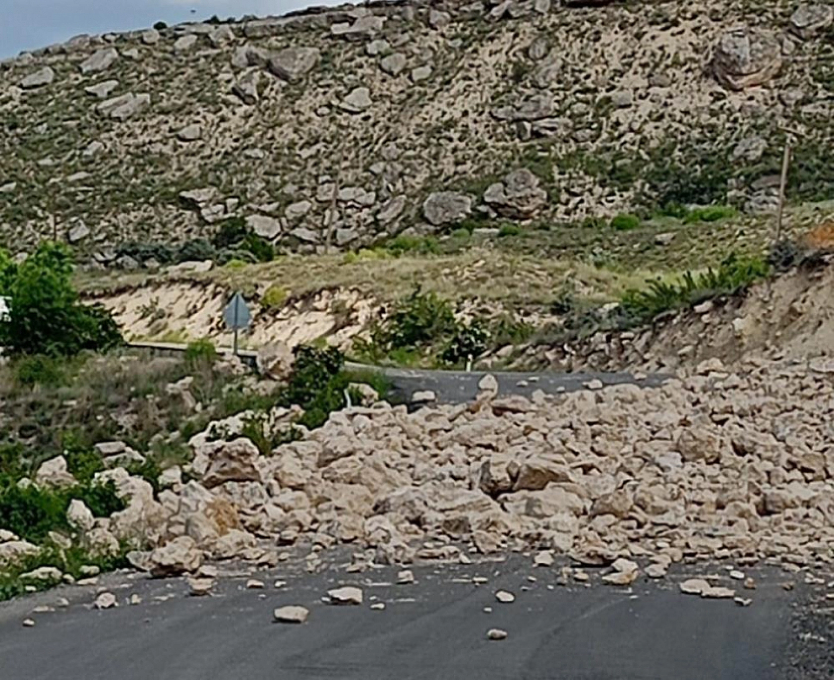 Malatya'da heyelan riski: Yol trafiğe kapatıldı!