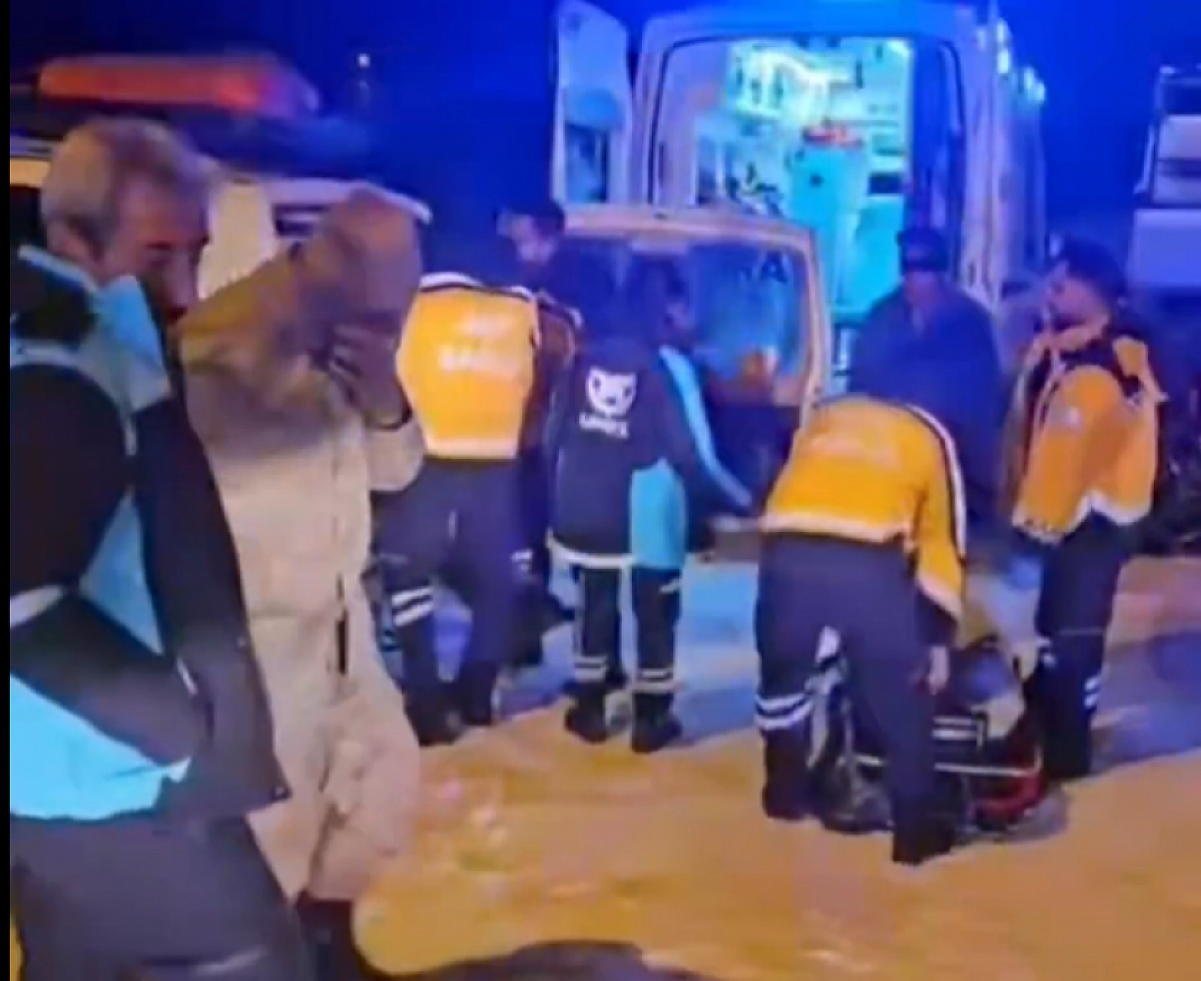 Yoğun kar altında zamanla yarış: UMKE anne ve bebeğe ulaştı