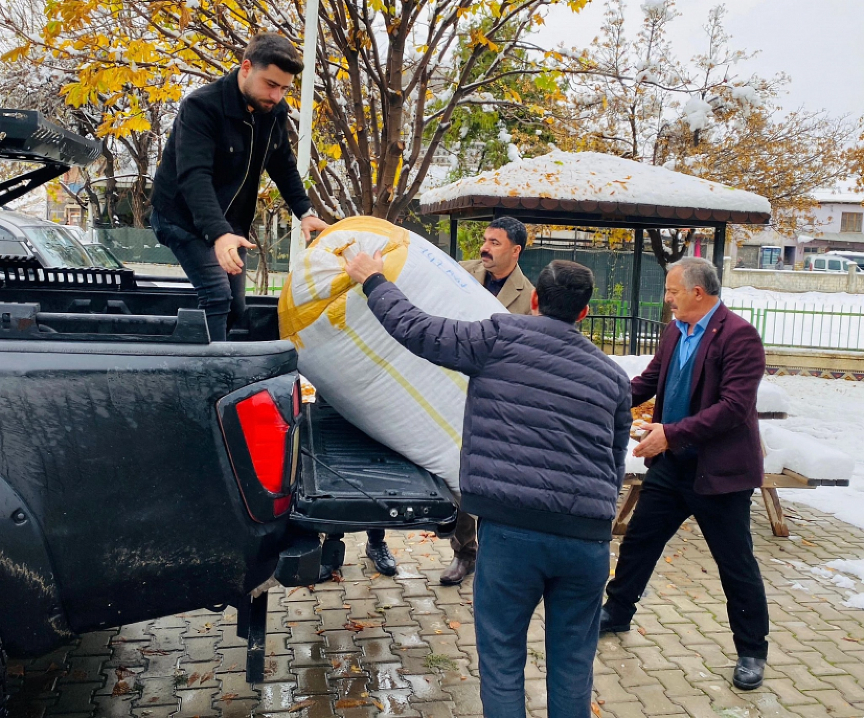 Depremzedelere Sıcak Dokunuş: 1000 Mont Bağışı