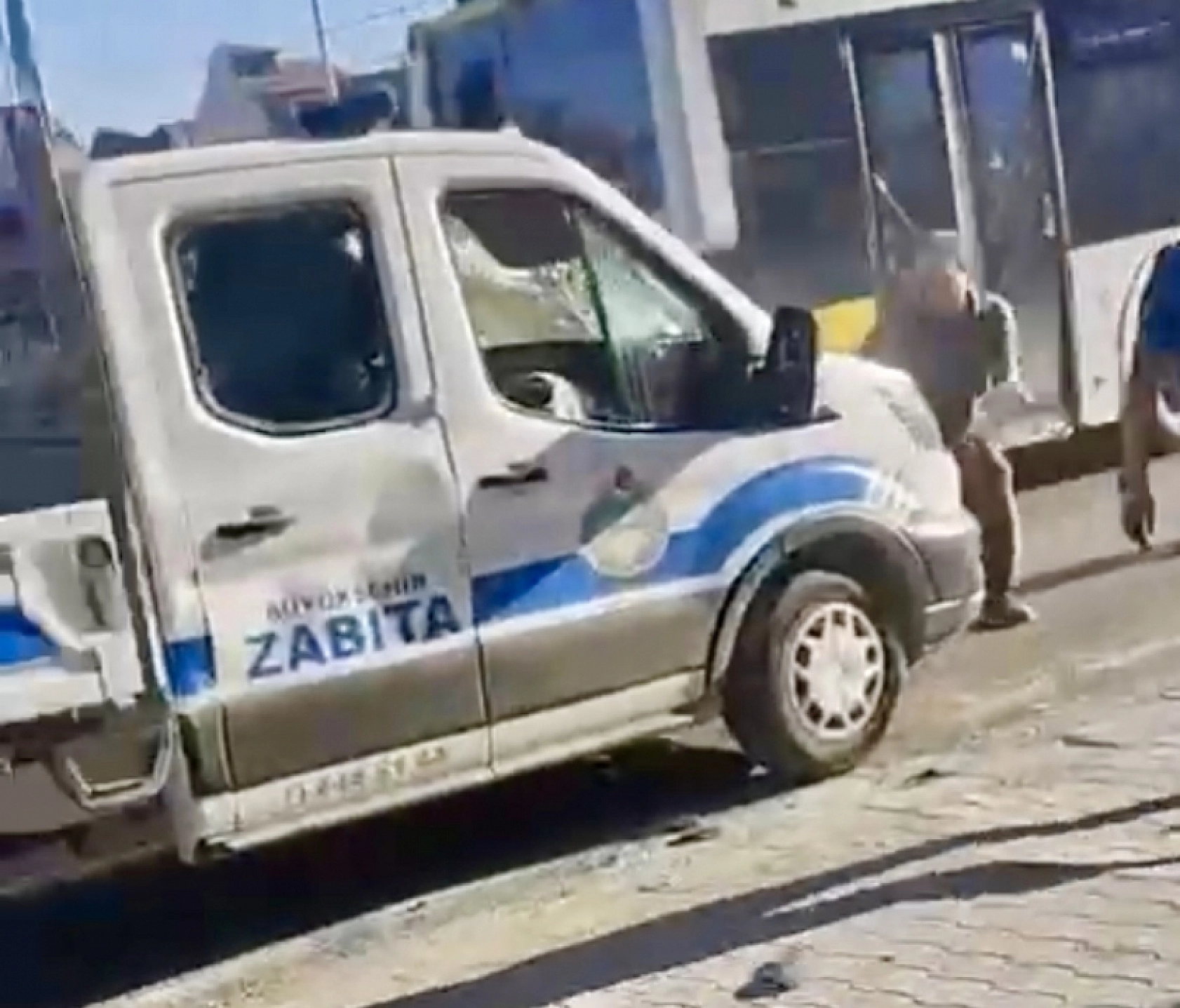 Çarşı pazar karıştı: Malatya'da zabıta aracına saldırı!