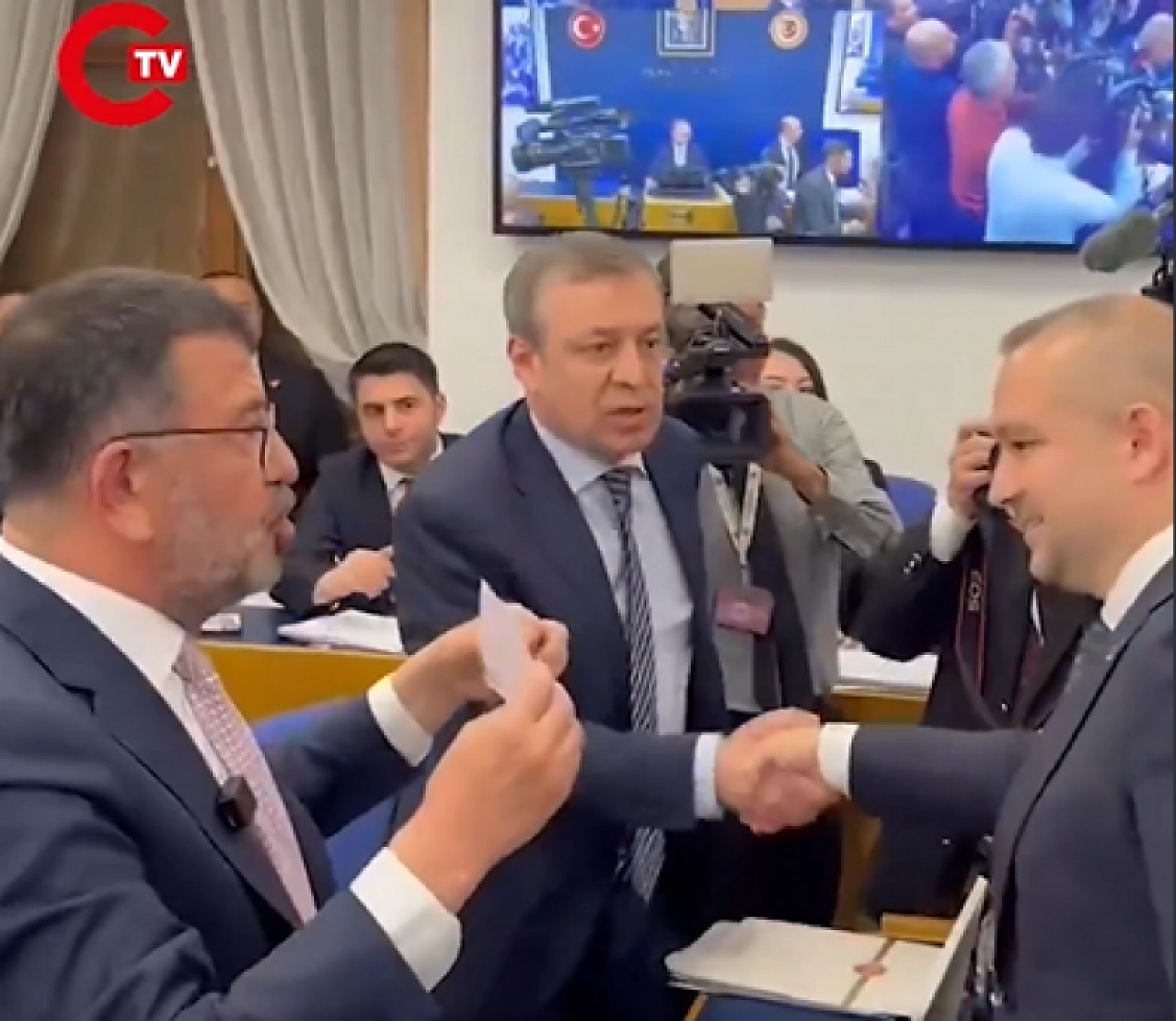 Malatyalı vekil önce tokalaştı sonra protesto etti: 'Fakir fukaraya darbe yapıldı'