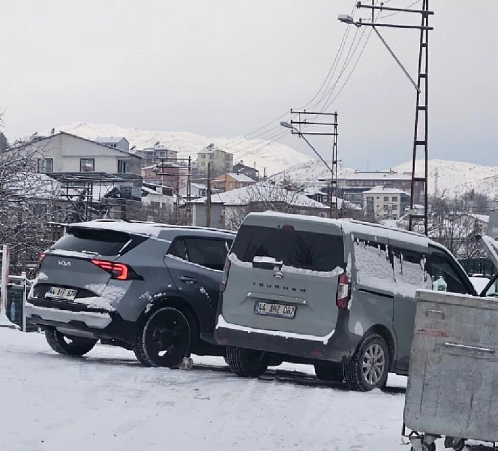 Malatya'da Kar Yağışı Sonrası Buzlanma Alarmı: Araçlar Yollarda Mahsur Kaldı